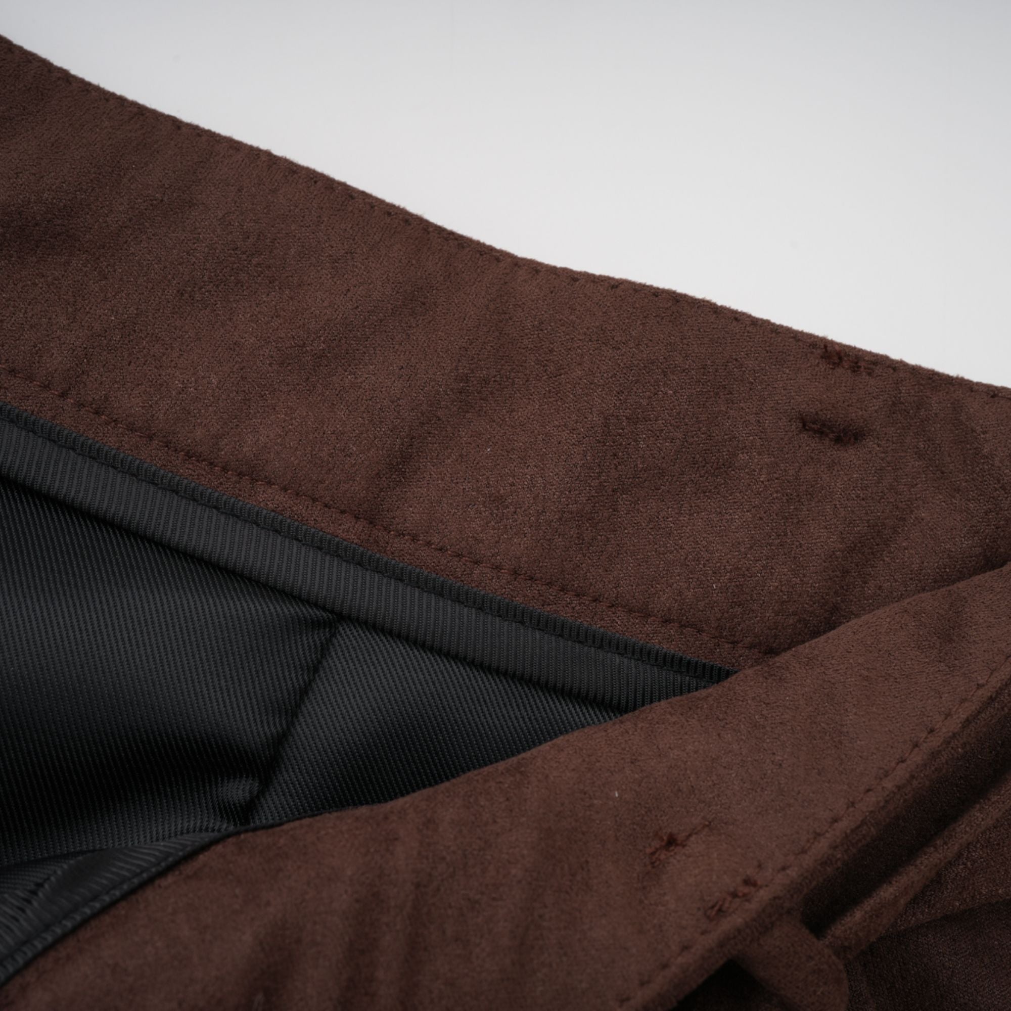 طقم بلوزة وشورت من قماش سويدي بني بحافة مقسمة من تشاني