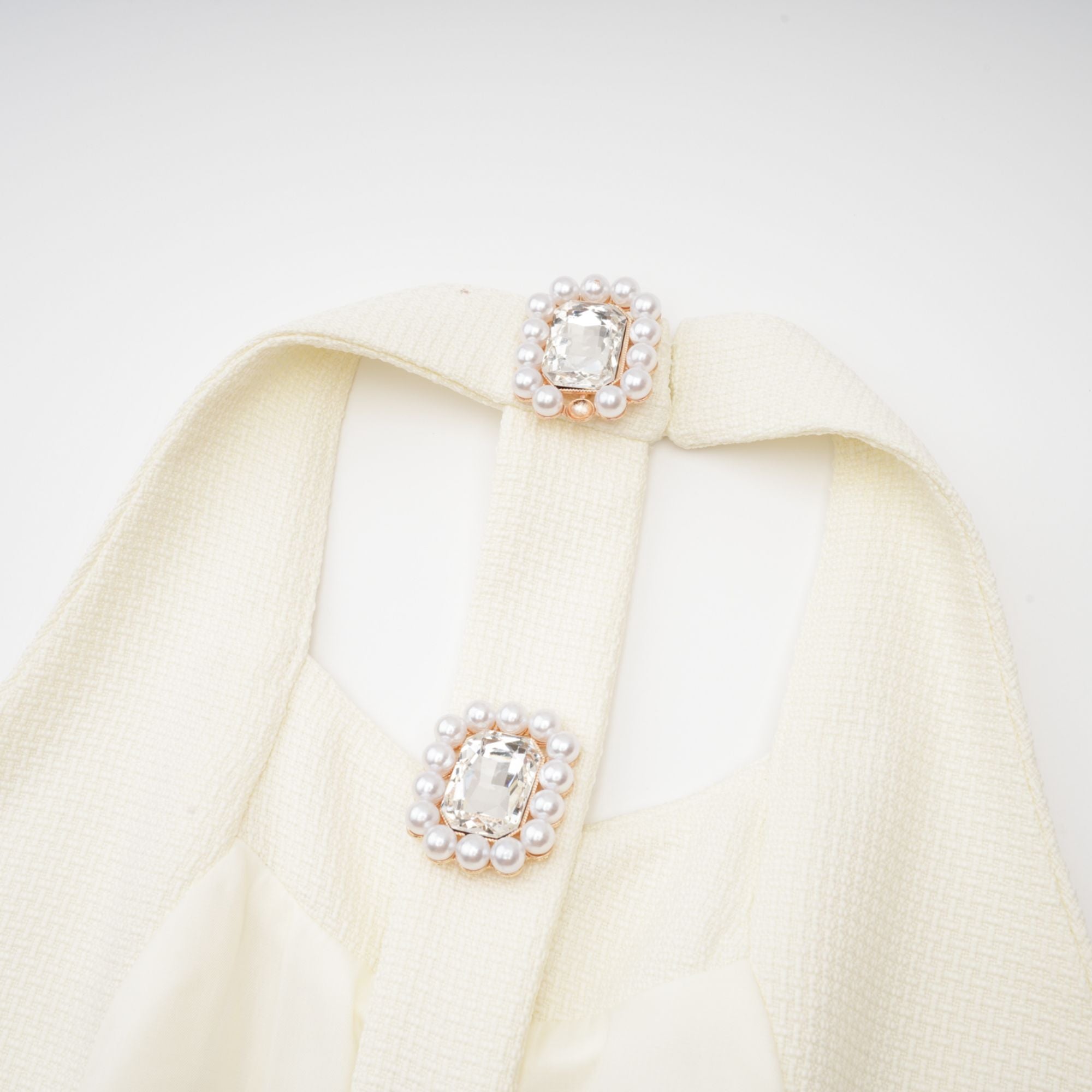 فستان شارلين القصير المزين ذو الظهر المفتوح