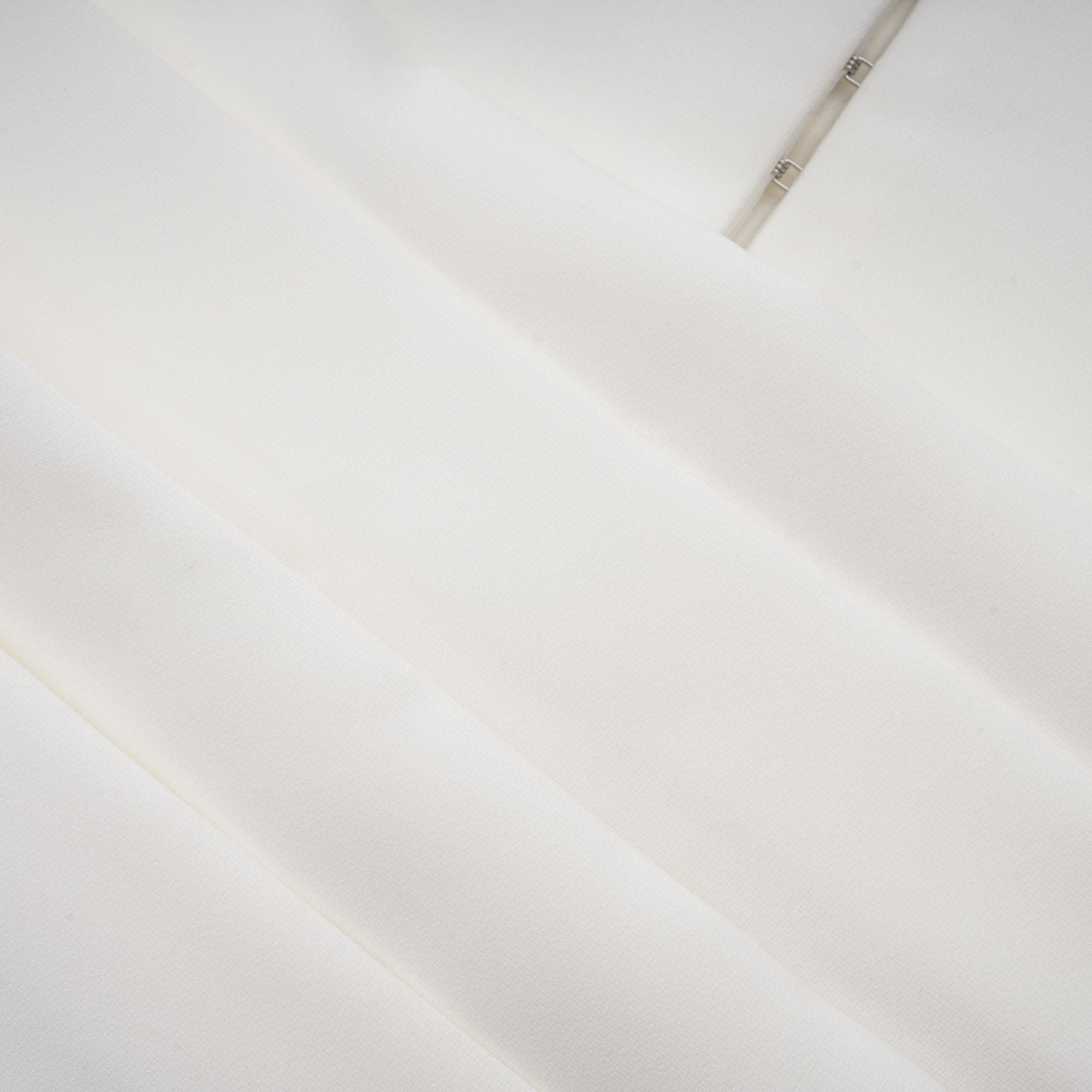 فستان قصير من نوع بلوزة صغيرة بأزرار مزينة بتطريزات وردية باللون الأبيض