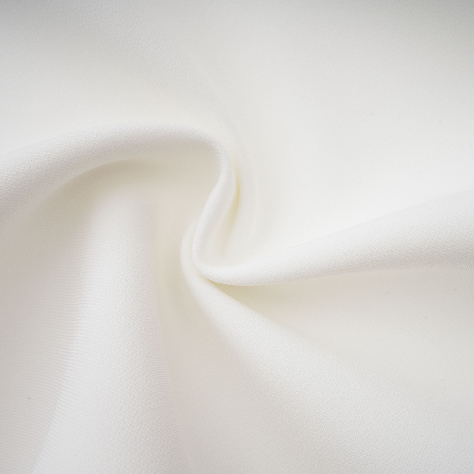 فستان قصير من نوع بلوزة صغيرة بأزرار مزينة بتطريزات وردية باللون الأبيض