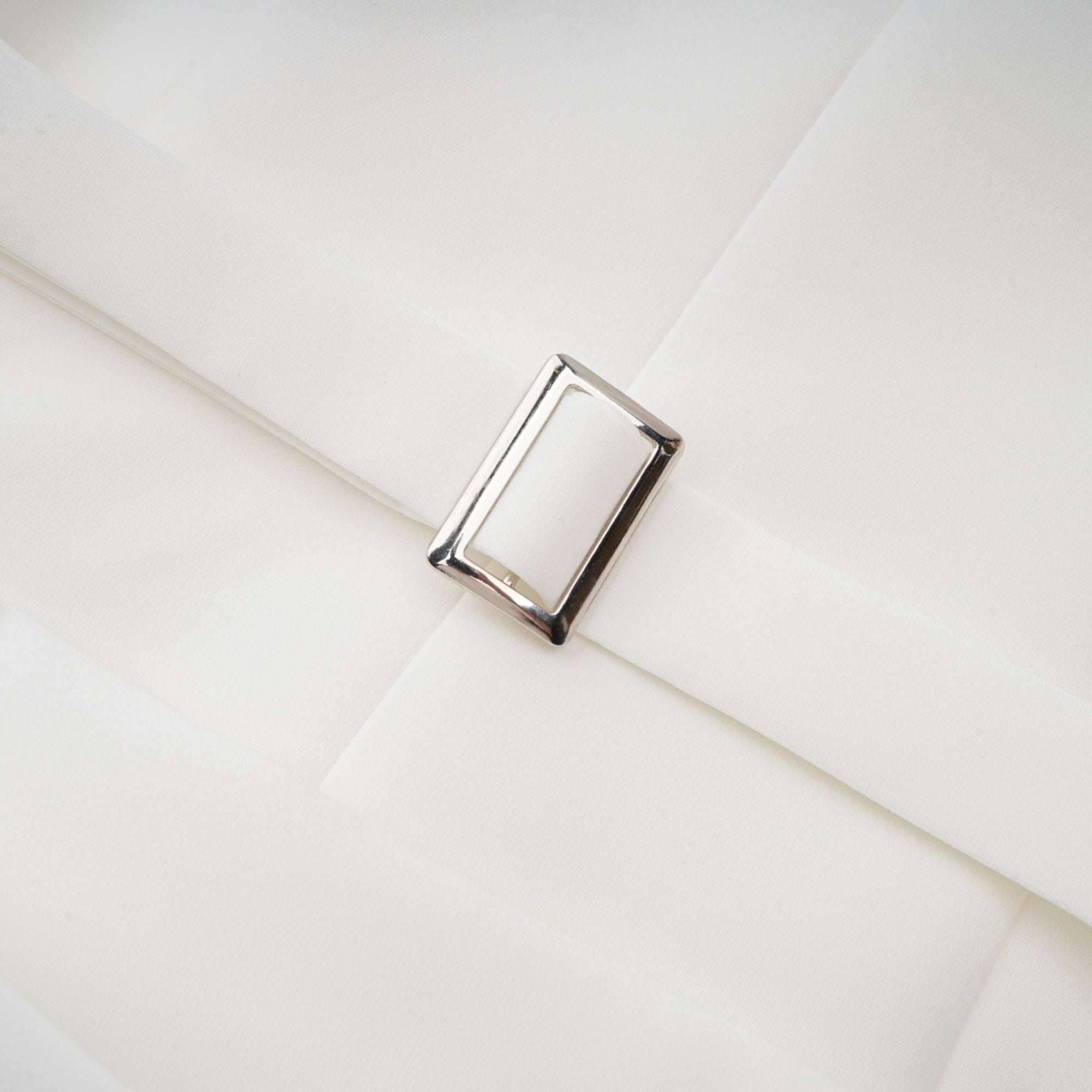 فستان قصير من نوع بلوزة صغيرة بأزرار مزينة بتطريزات وردية باللون الأبيض