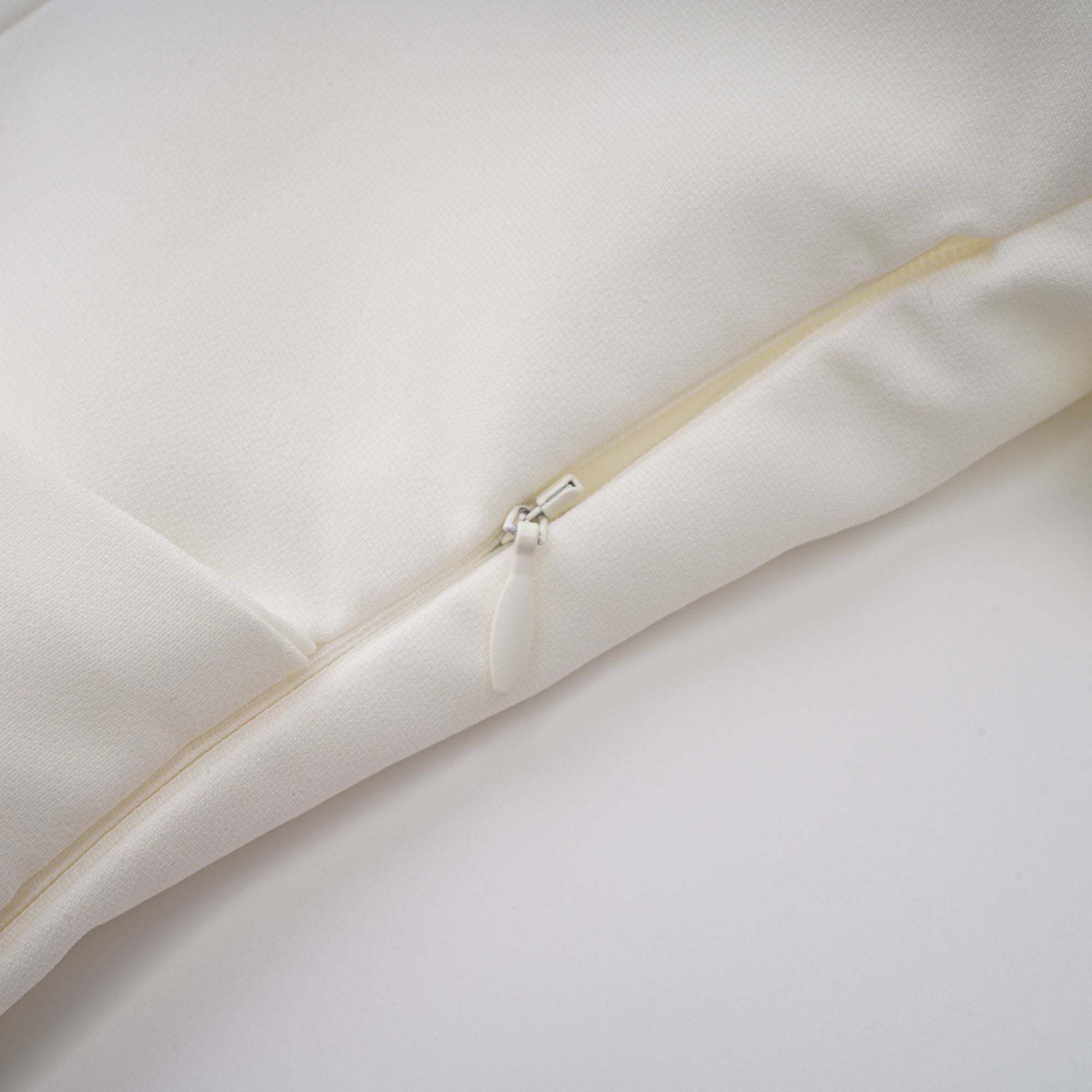 فستان قصير من نوع بلوزة صغيرة بأزرار مزينة بتطريزات وردية باللون الأبيض