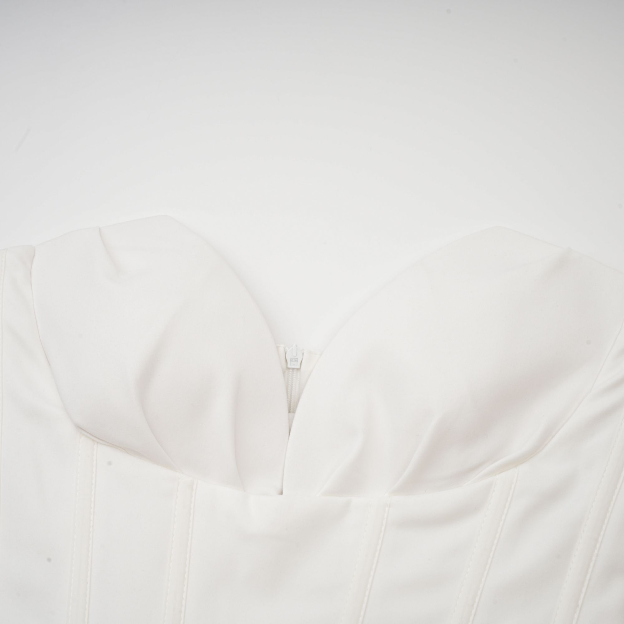 فستان كاثرين متوسط الطول بدون أكتاف باللون الأبيض