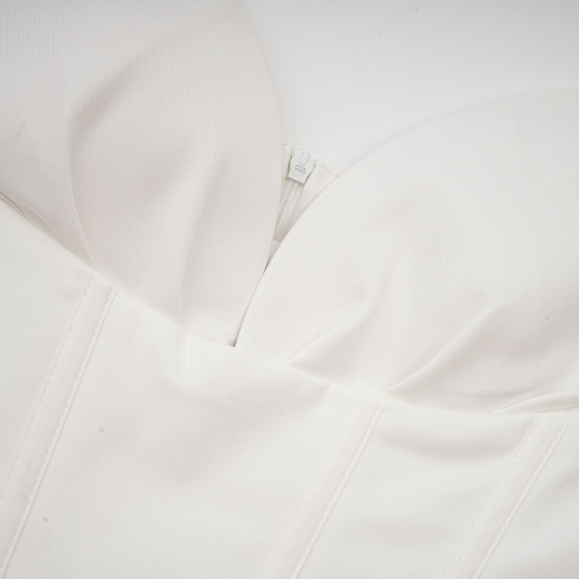 فستان كاثرين متوسط الطول بدون أكتاف باللون الأبيض