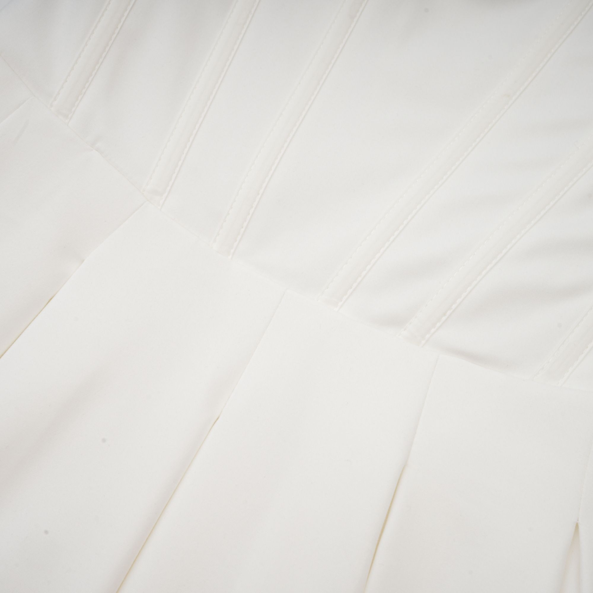 فستان كاثرين متوسط الطول بدون أكتاف باللون الأبيض