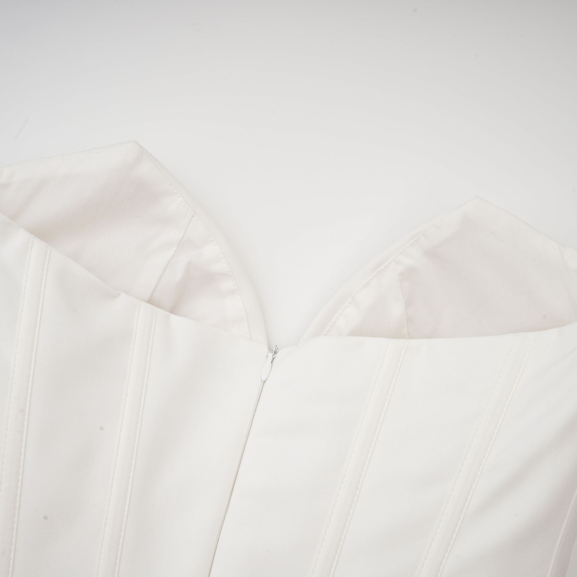 فستان كاثرين متوسط الطول بدون أكتاف باللون الأبيض