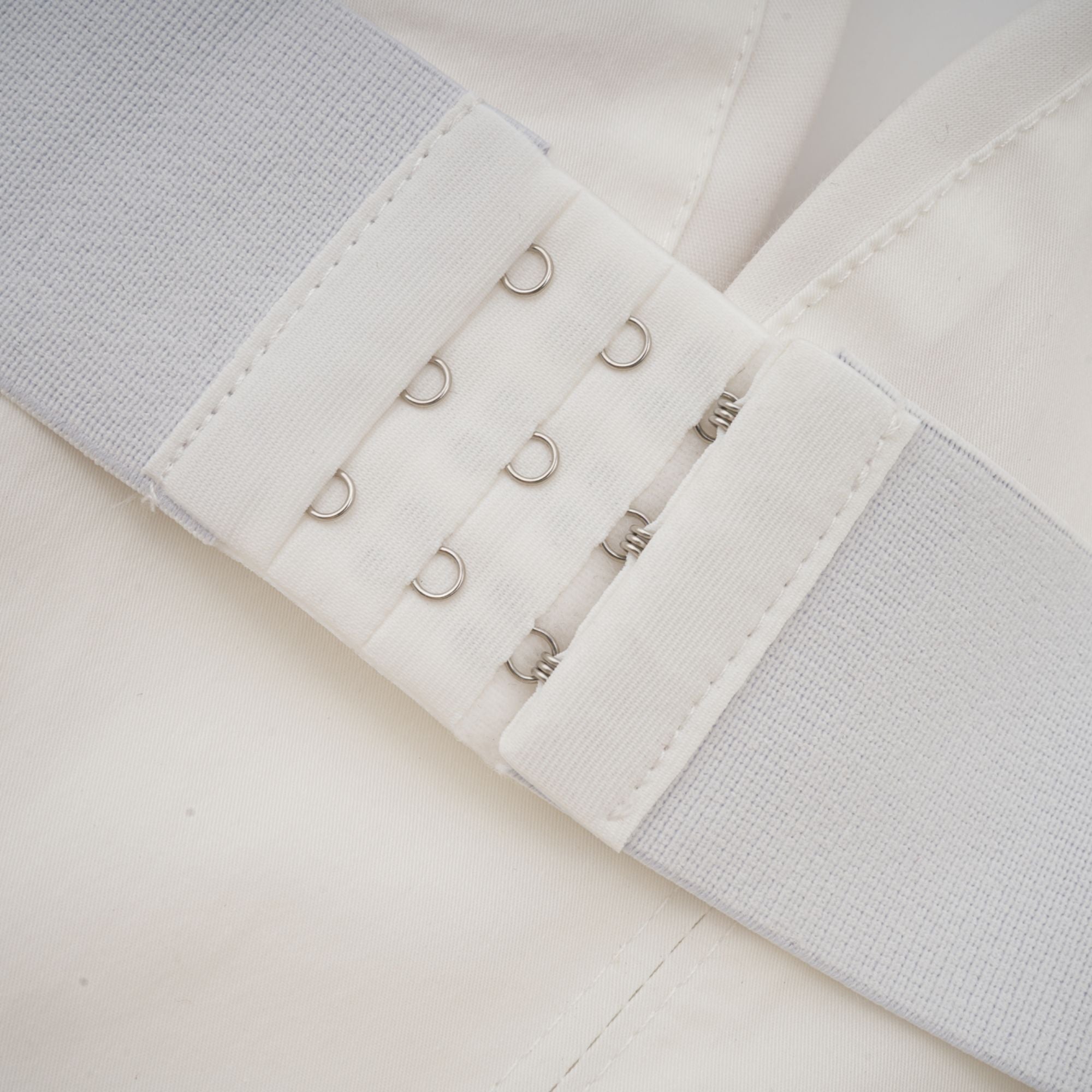 فستان كاثرين متوسط الطول بدون أكتاف باللون الأبيض