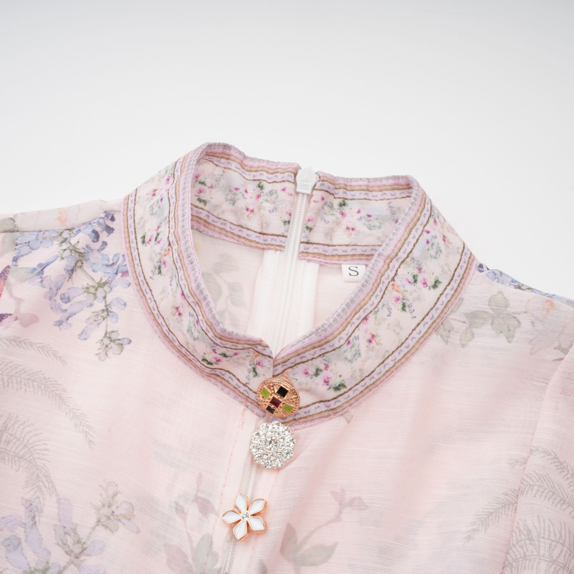 فستان فابيان قصير بطبعة زهور باللون الوردي الفاتح