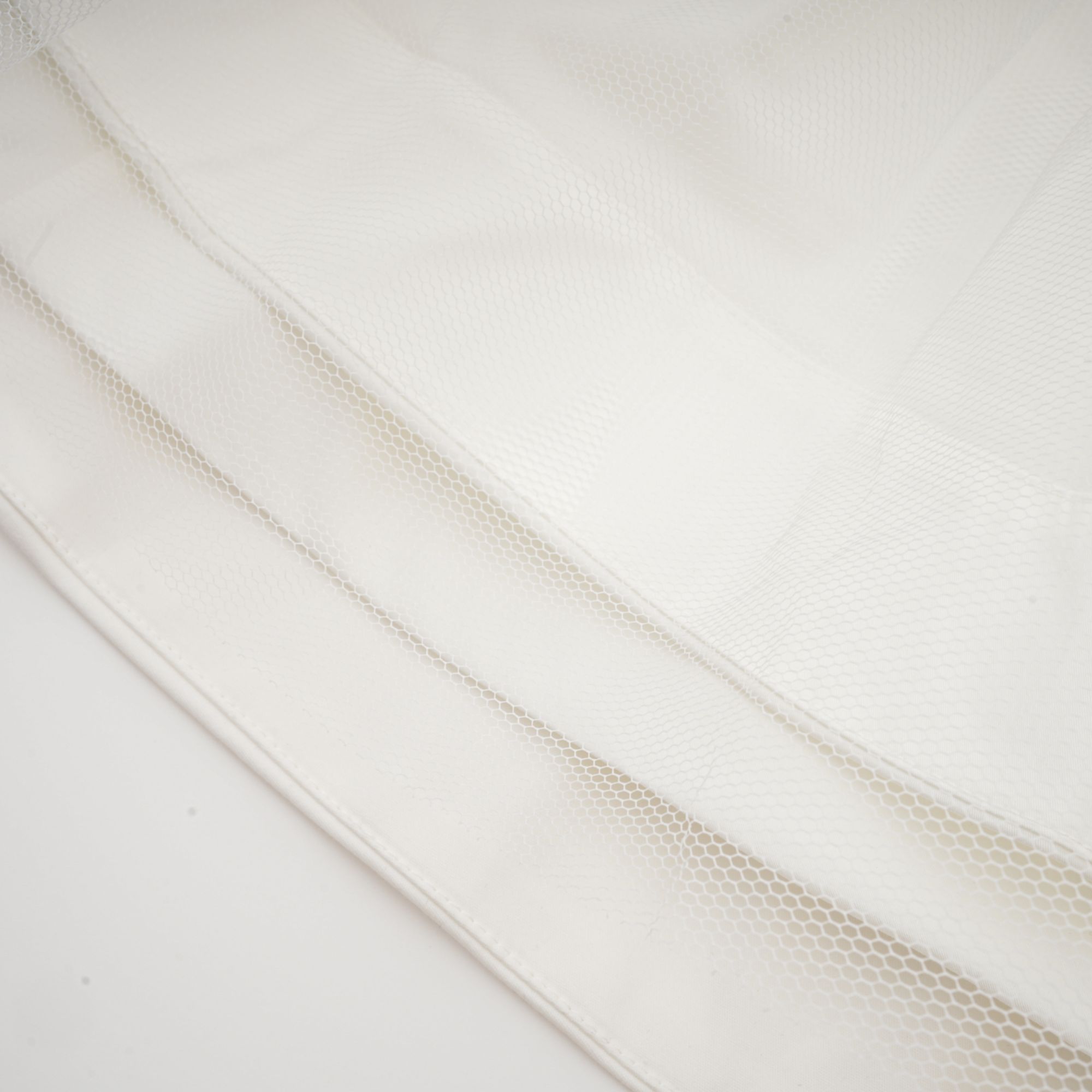 فستان كاثرين متوسط الطول بدون أكتاف باللون الأبيض