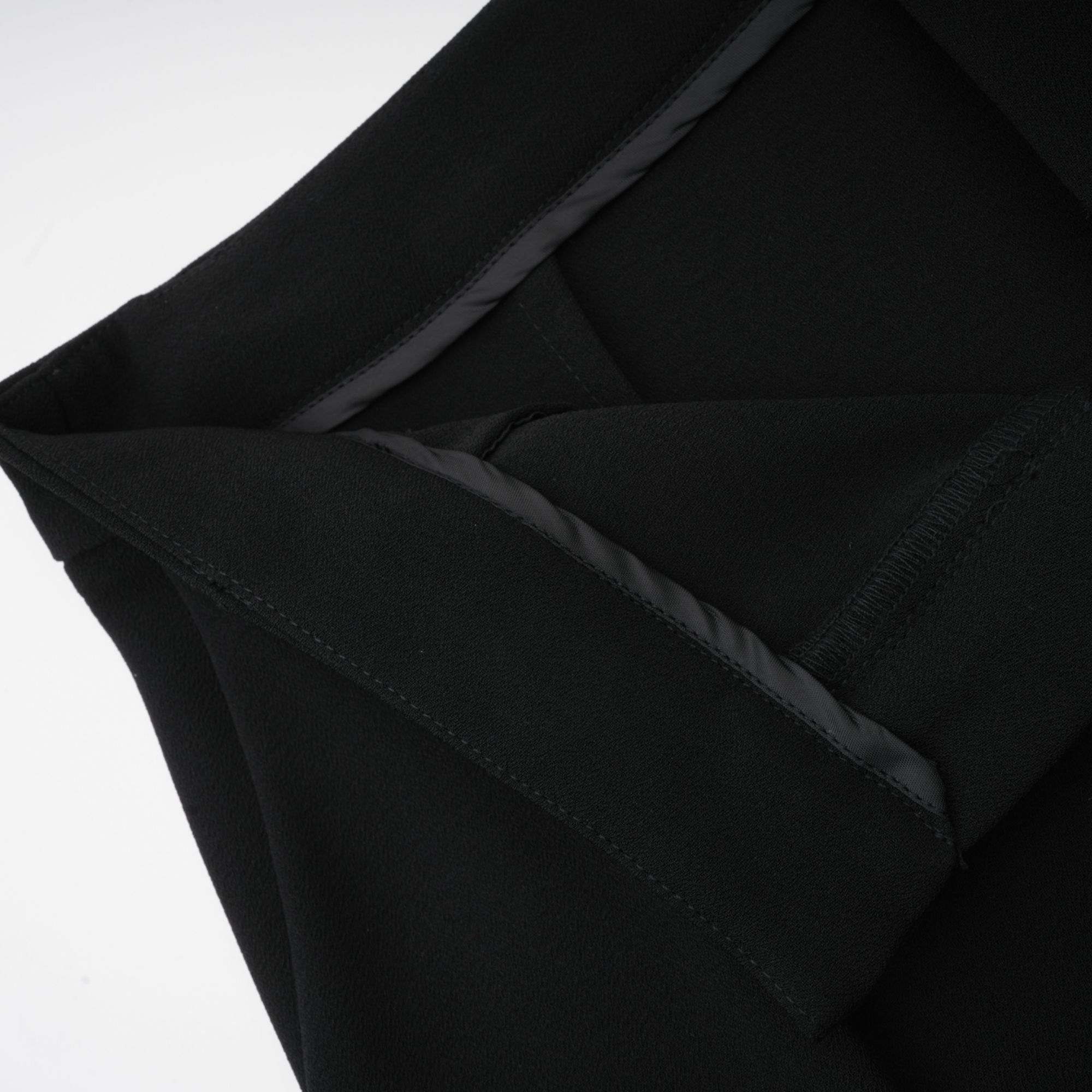 طقم سوزان من السترة السوداء المطوية والبنطلون المتطابق