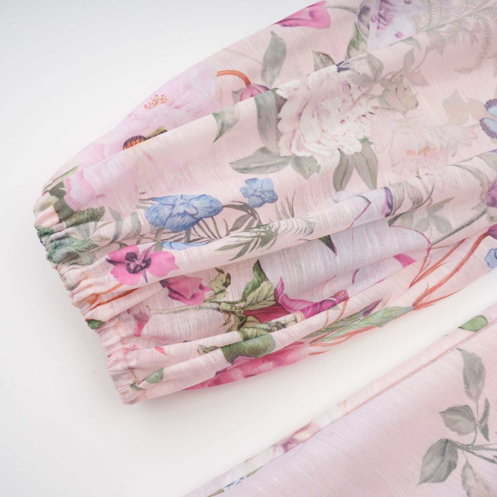 فستان فابيان قصير بطبعة زهور باللون الوردي الفاتح