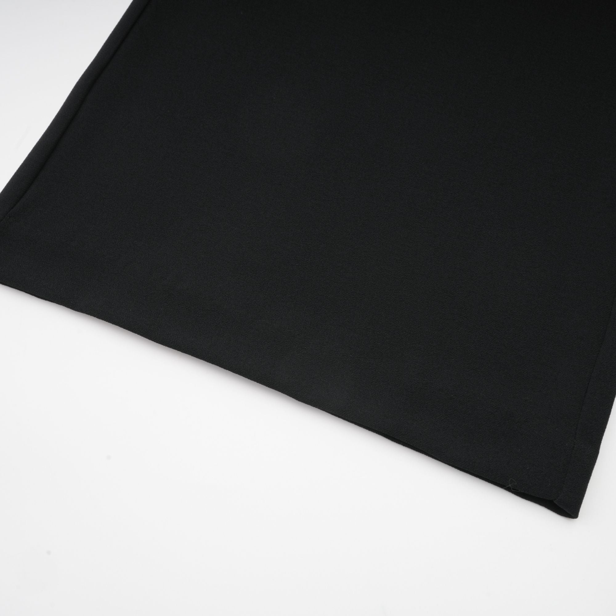 طقم سوزان من السترة السوداء المطوية والبنطلون المتطابق