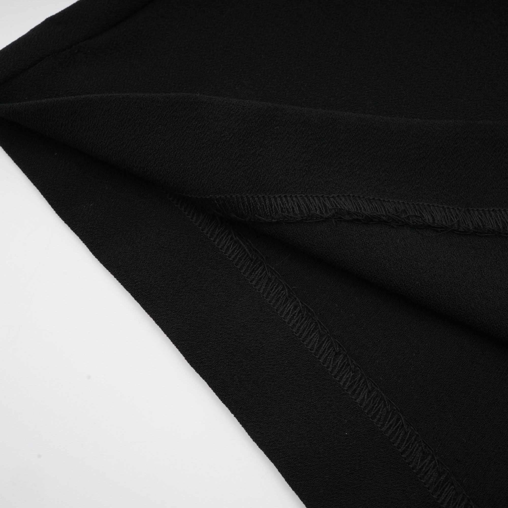 طقم سوزان من السترة السوداء المطوية والبنطلون المتطابق