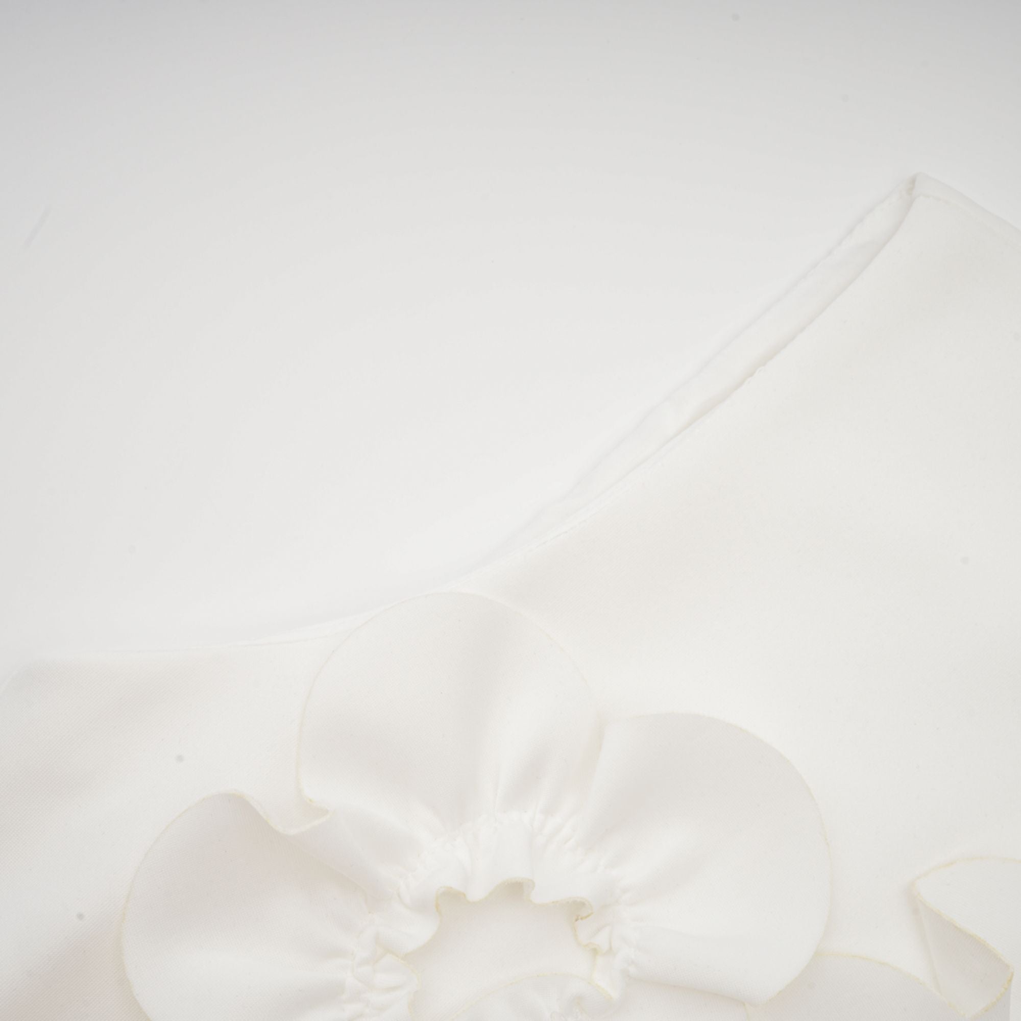 فستان ماكسي أبيض بدون أكمام من ماجالي مع زينة زهور صناعية وربطة عنق على شكل فيونكة