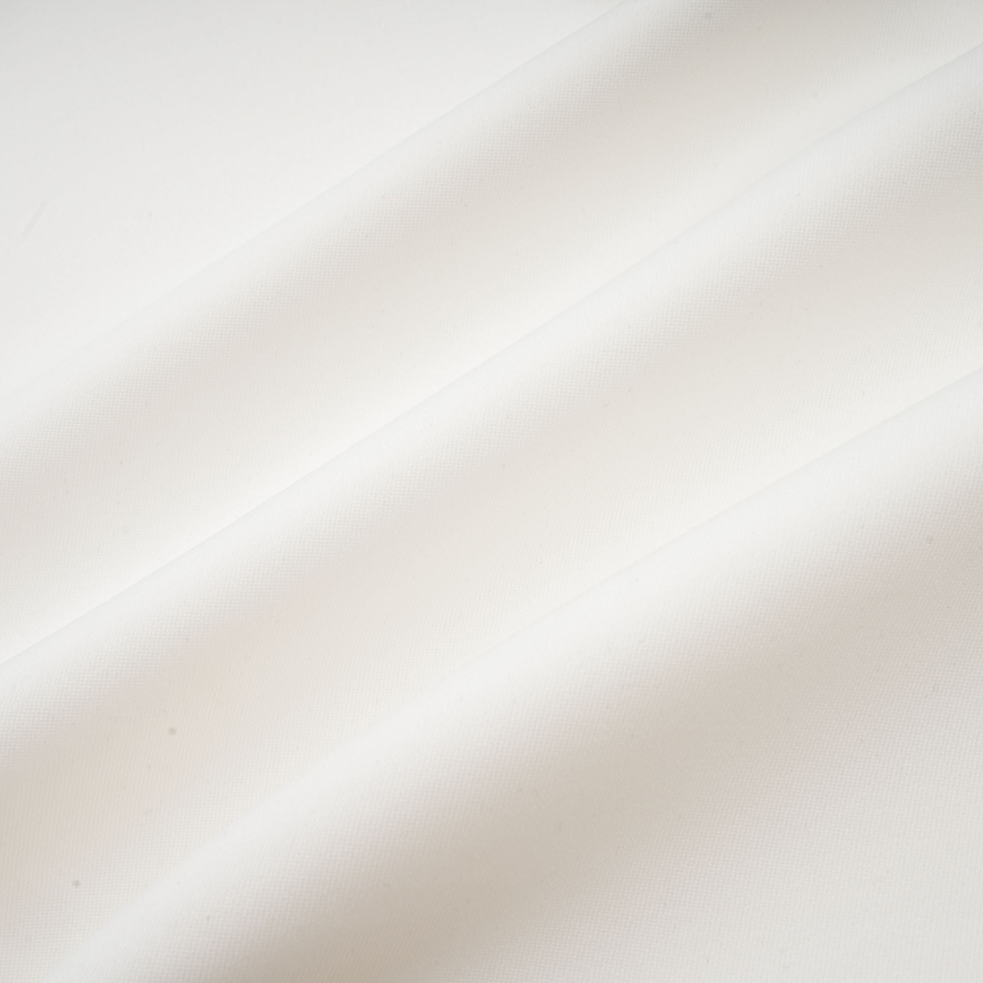 فستان ماكسي أبيض بدون أكمام من ماجالي مع زينة زهور صناعية وربطة عنق على شكل فيونكة