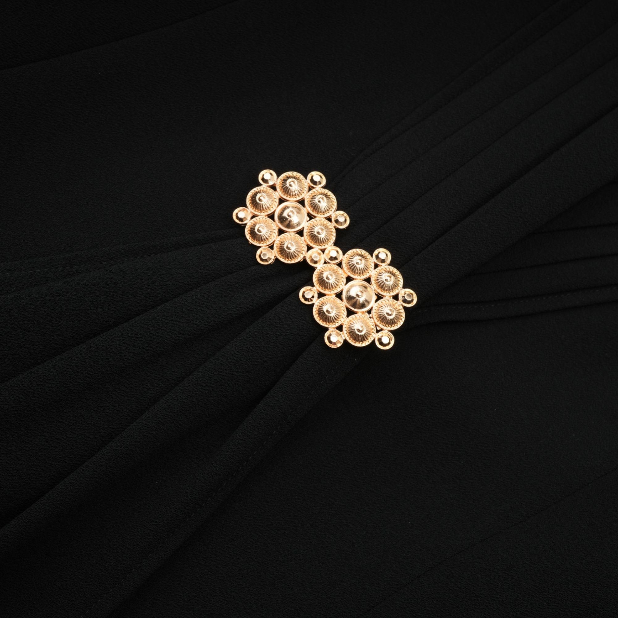 طقم سوزان من السترة السوداء المطوية والبنطلون المتطابق