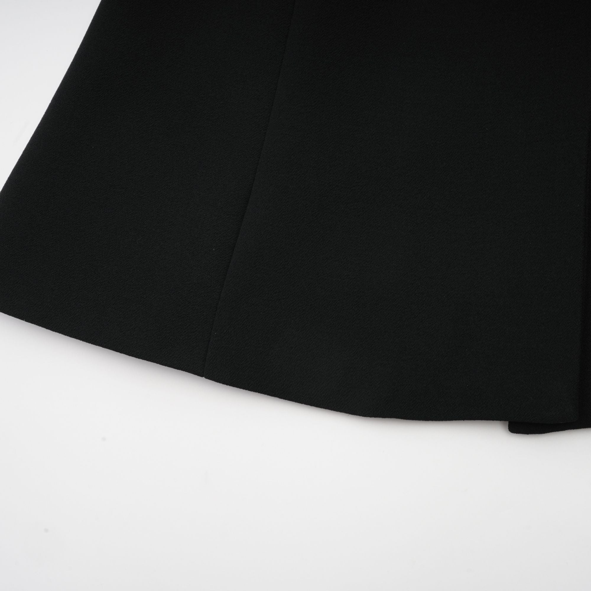 طقم سوزان من السترة السوداء المطوية والبنطلون المتطابق