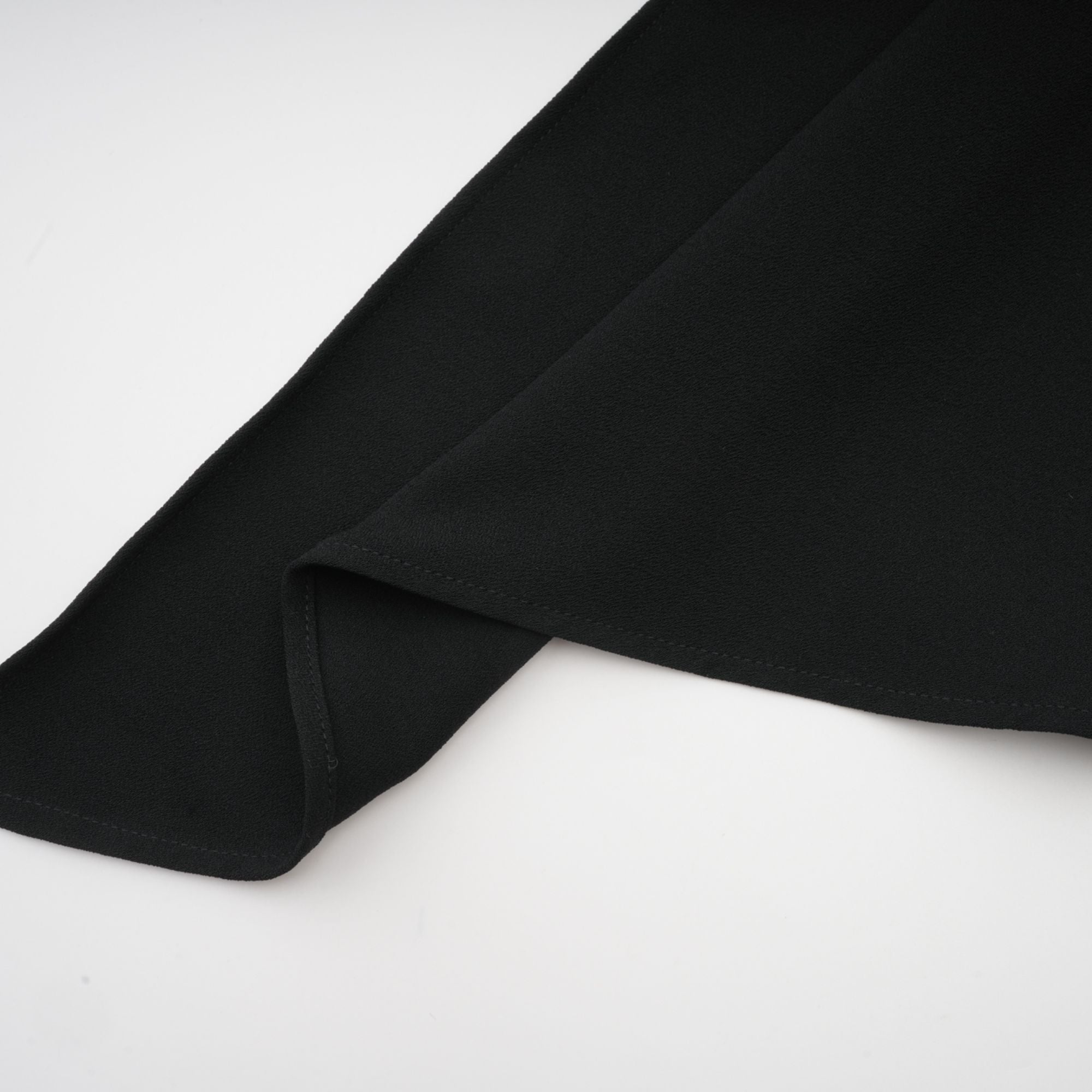 طقم سوزان من السترة السوداء المطوية والبنطلون المتطابق