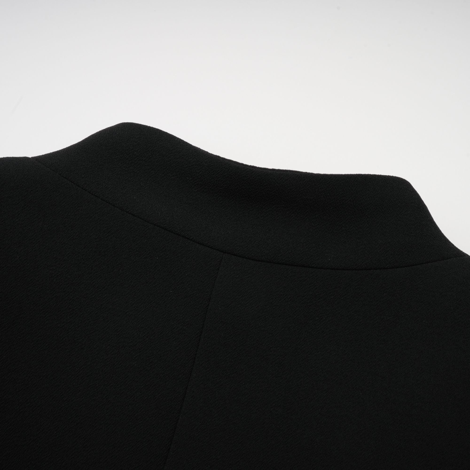 طقم سوزان من السترة السوداء المطوية والبنطلون المتطابق