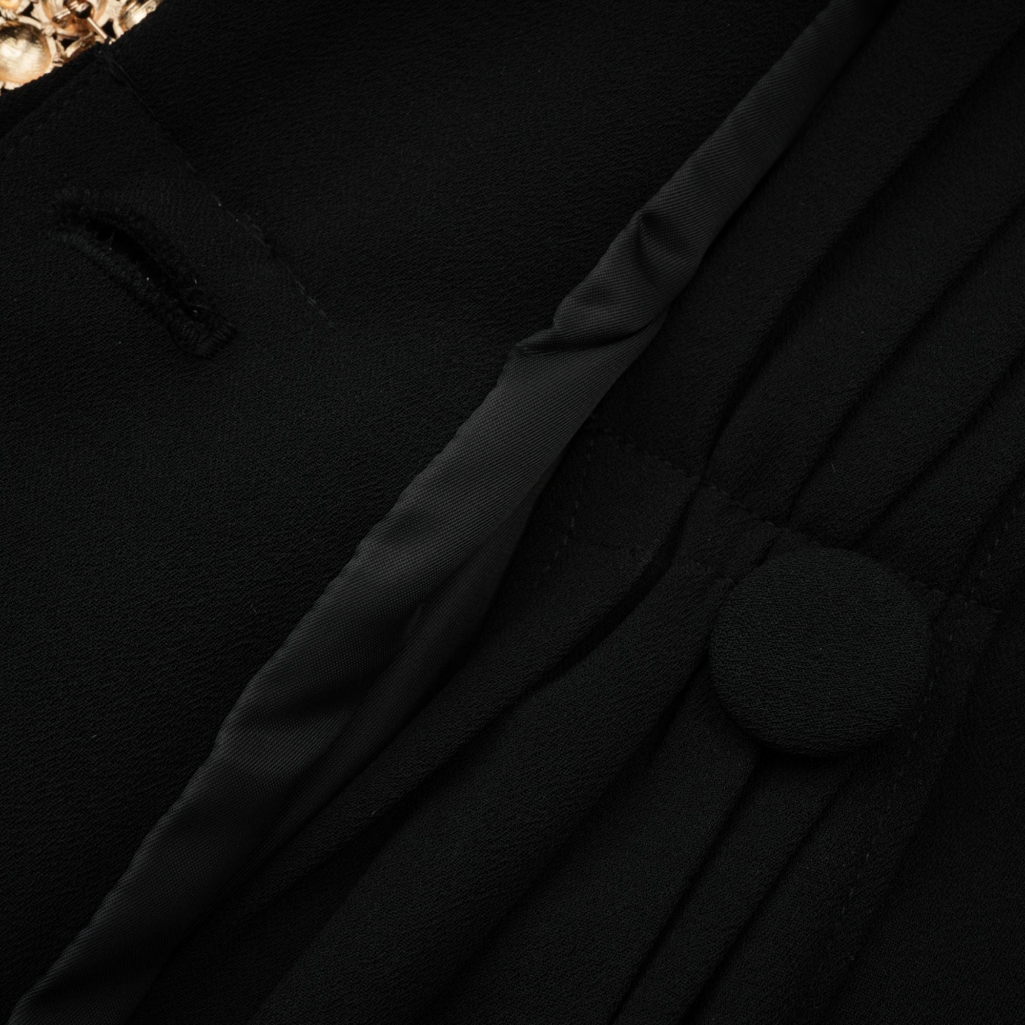 طقم سوزان من السترة السوداء المطوية والبنطلون المتطابق