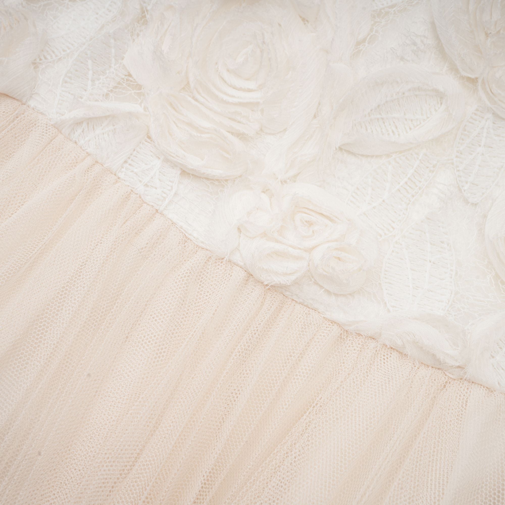 فستان متوسط الطول من Thibaulte مزين بالدانتيل والزهور