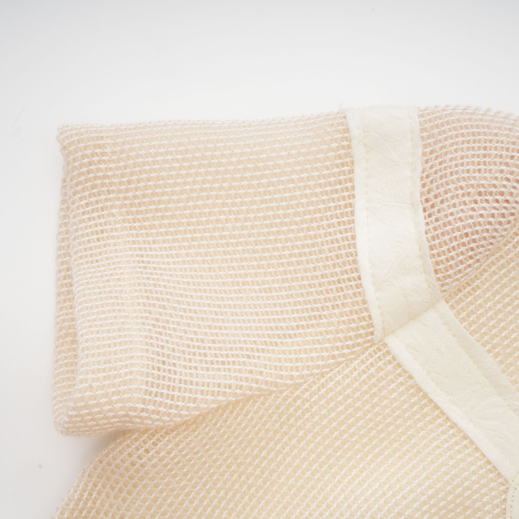 فستان ديان متوسط الطول مفتوح من الأمام ومطرز بالورود