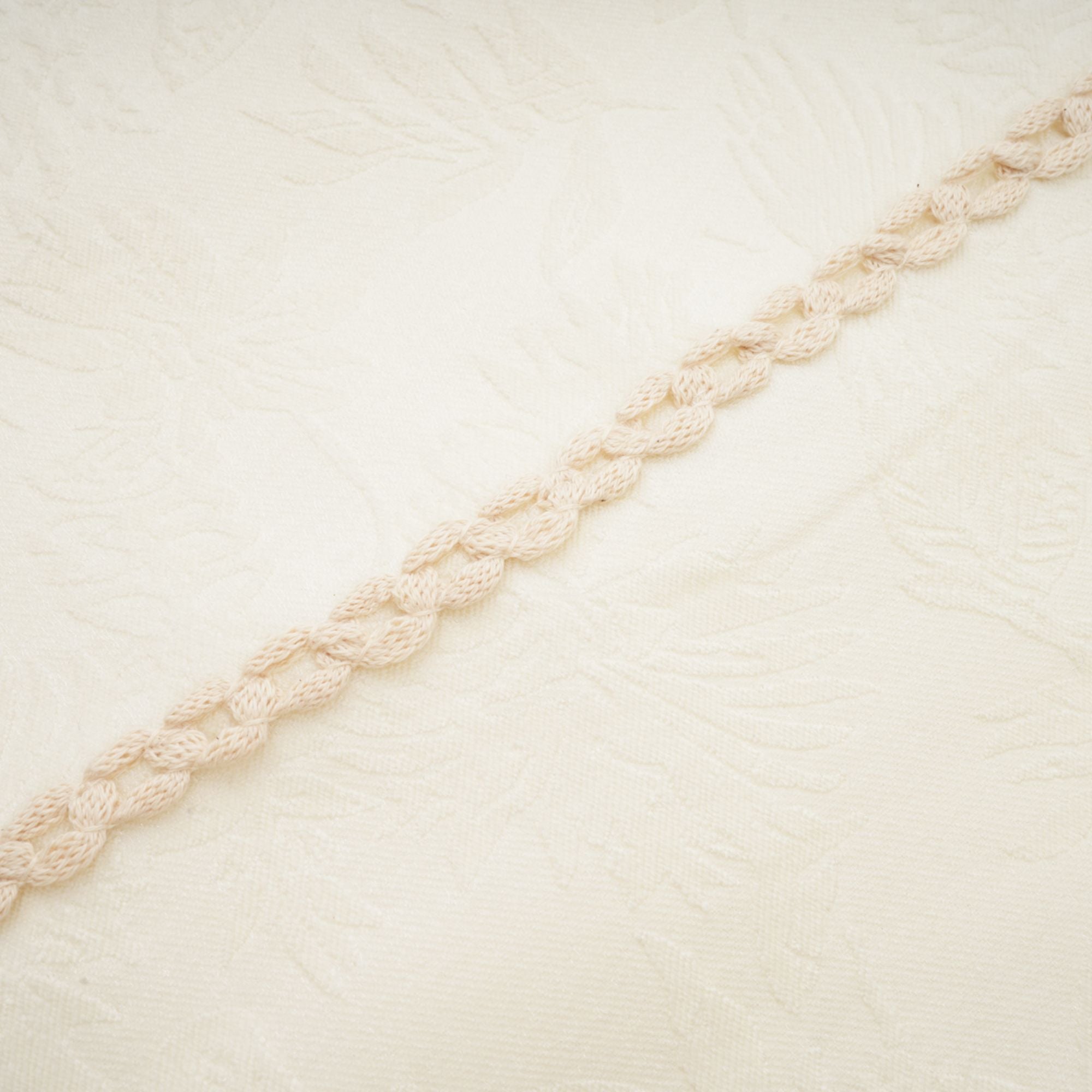 فستان ديان متوسط الطول مفتوح من الأمام ومطرز بالورود