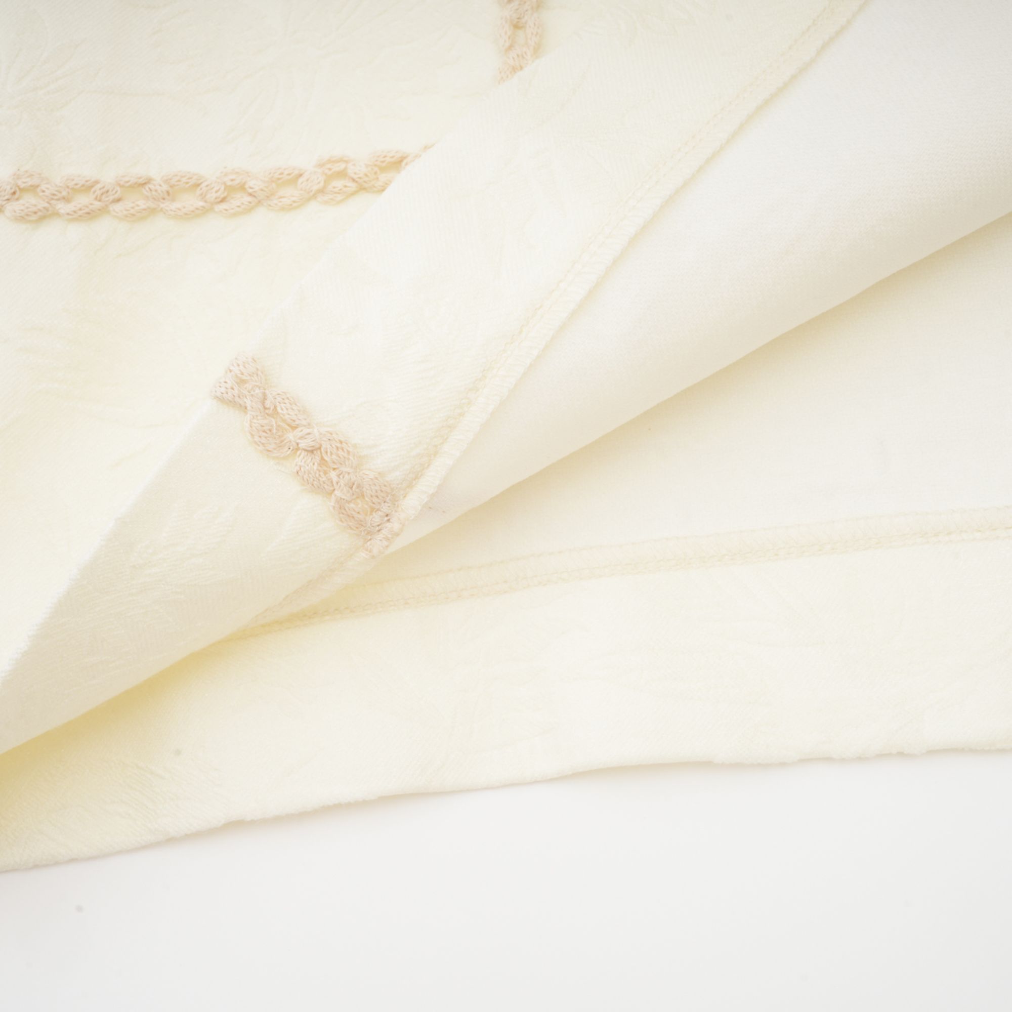 فستان ديان متوسط الطول مفتوح من الأمام ومطرز بالورود