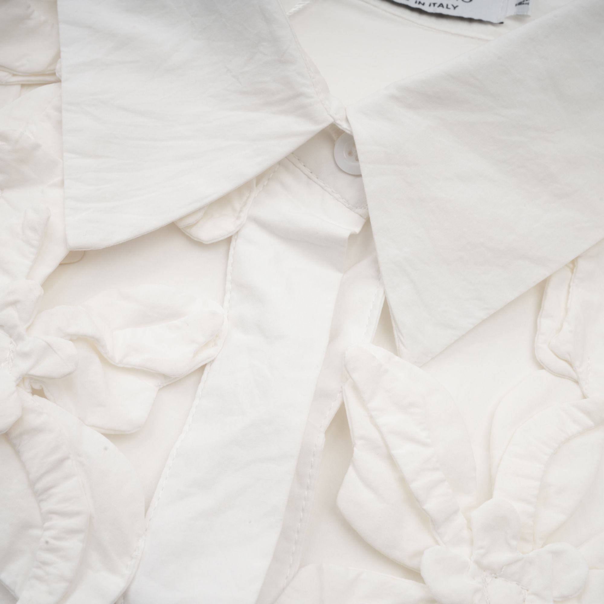 قميص روزالي الأبيض المقصوص بالزهور