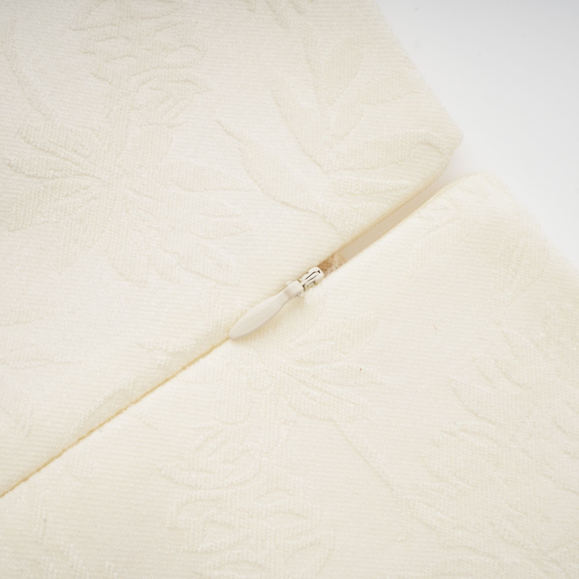 فستان ديان متوسط الطول مفتوح من الأمام ومطرز بالورود