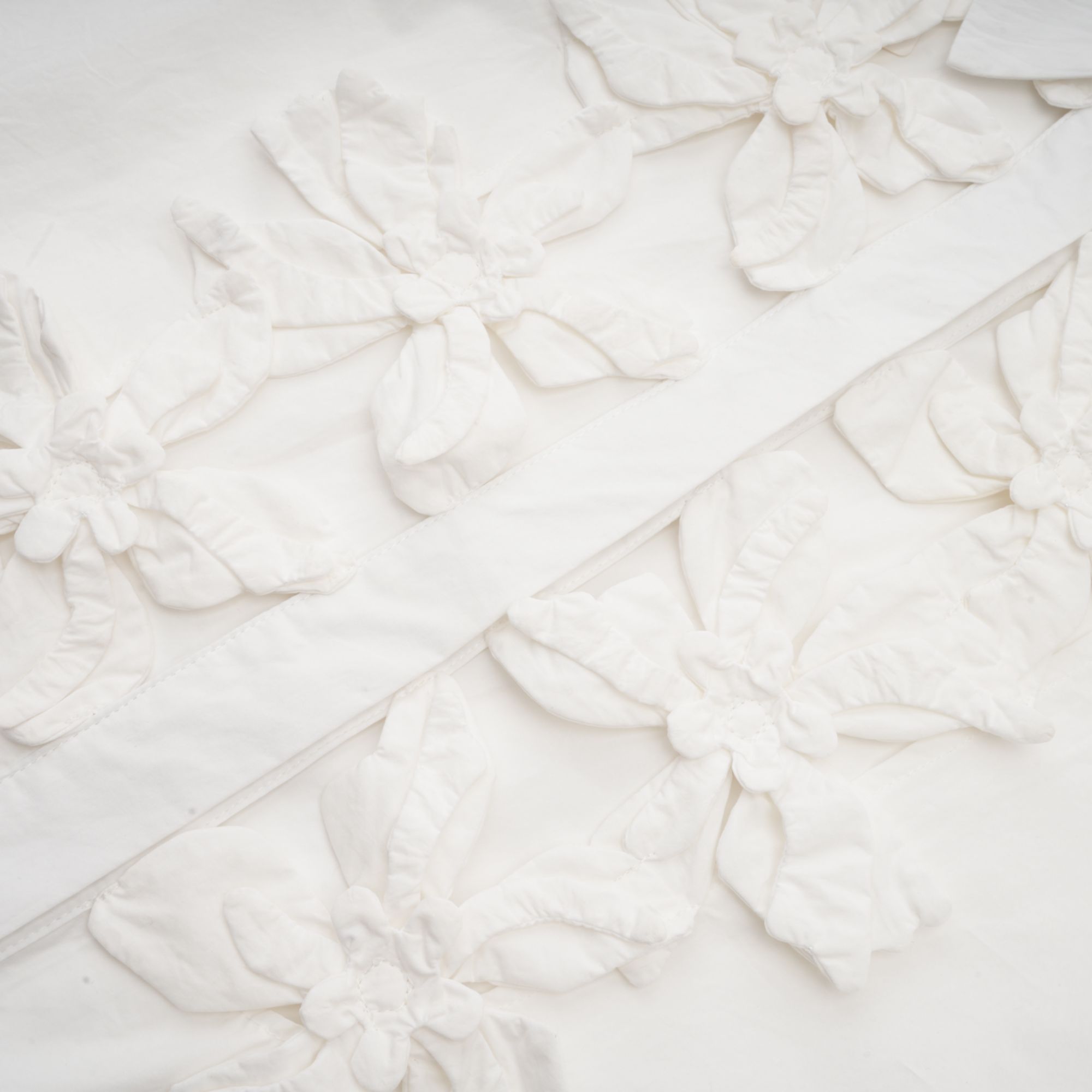 قميص روزالي الأبيض المقصوص بالزهور