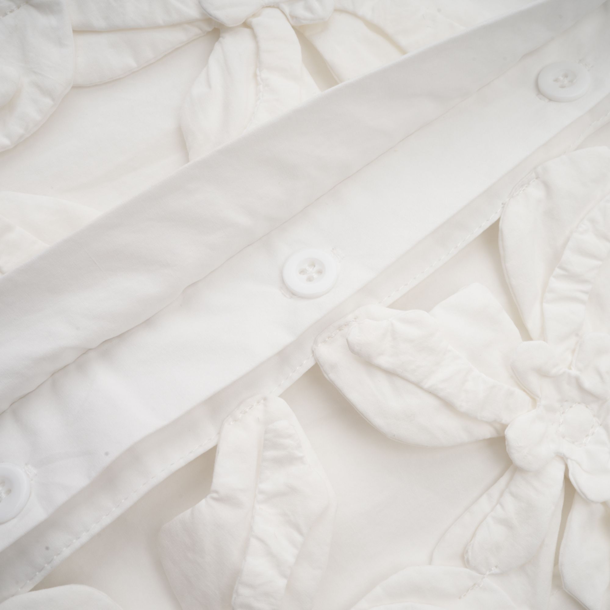 قميص روزالي الأبيض المقصوص بالزهور