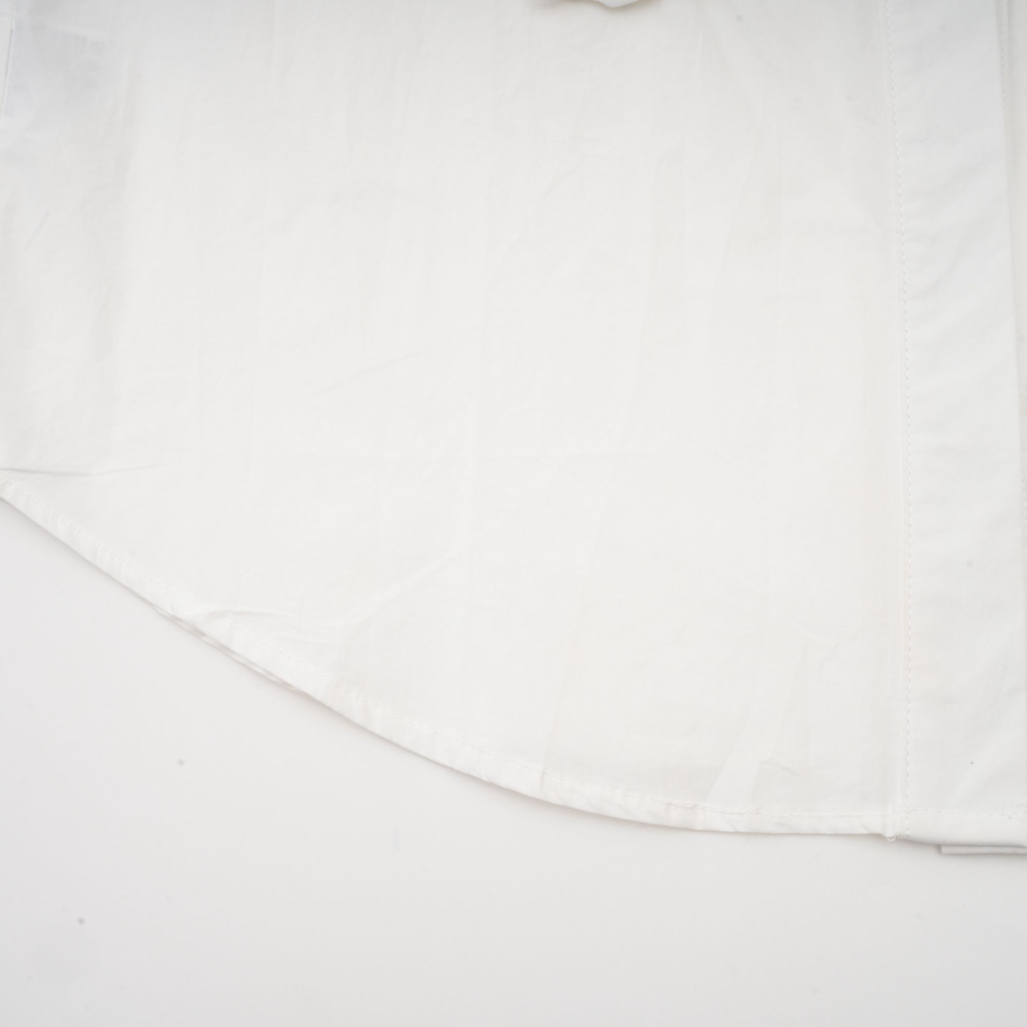 قميص روزالي الأبيض المقصوص بالزهور