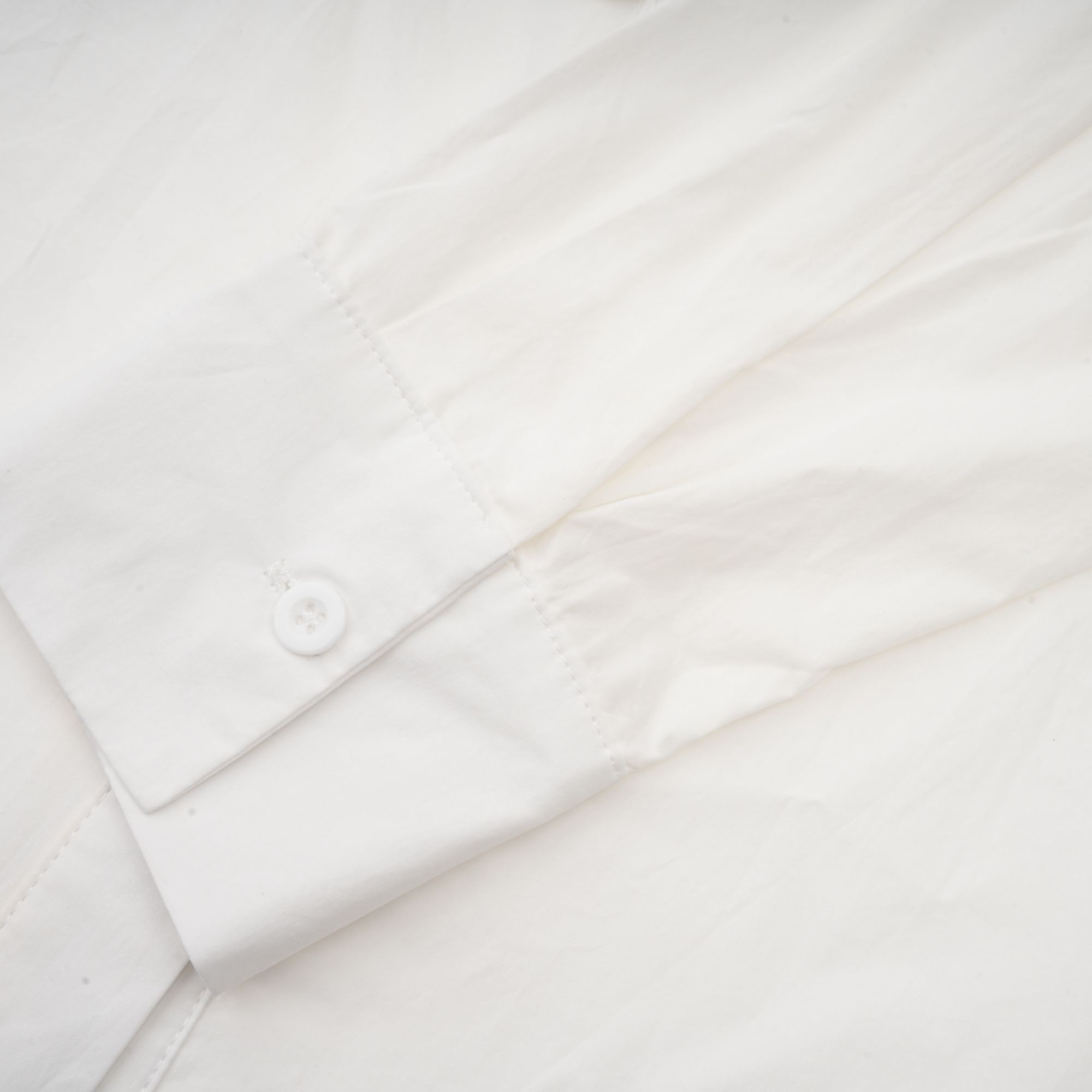 قميص روزالي الأبيض المقصوص بالزهور