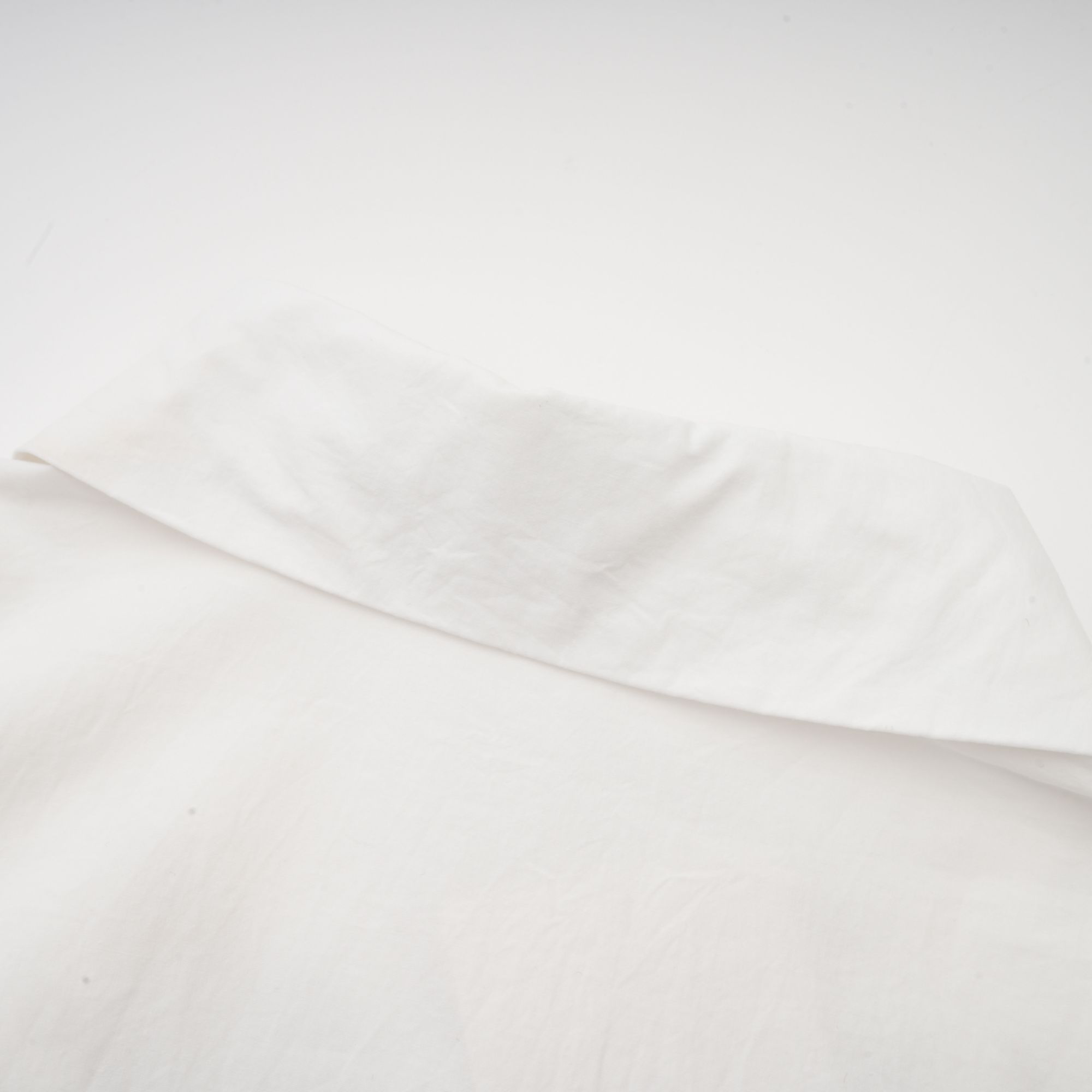 قميص روزالي الأبيض المقصوص بالزهور