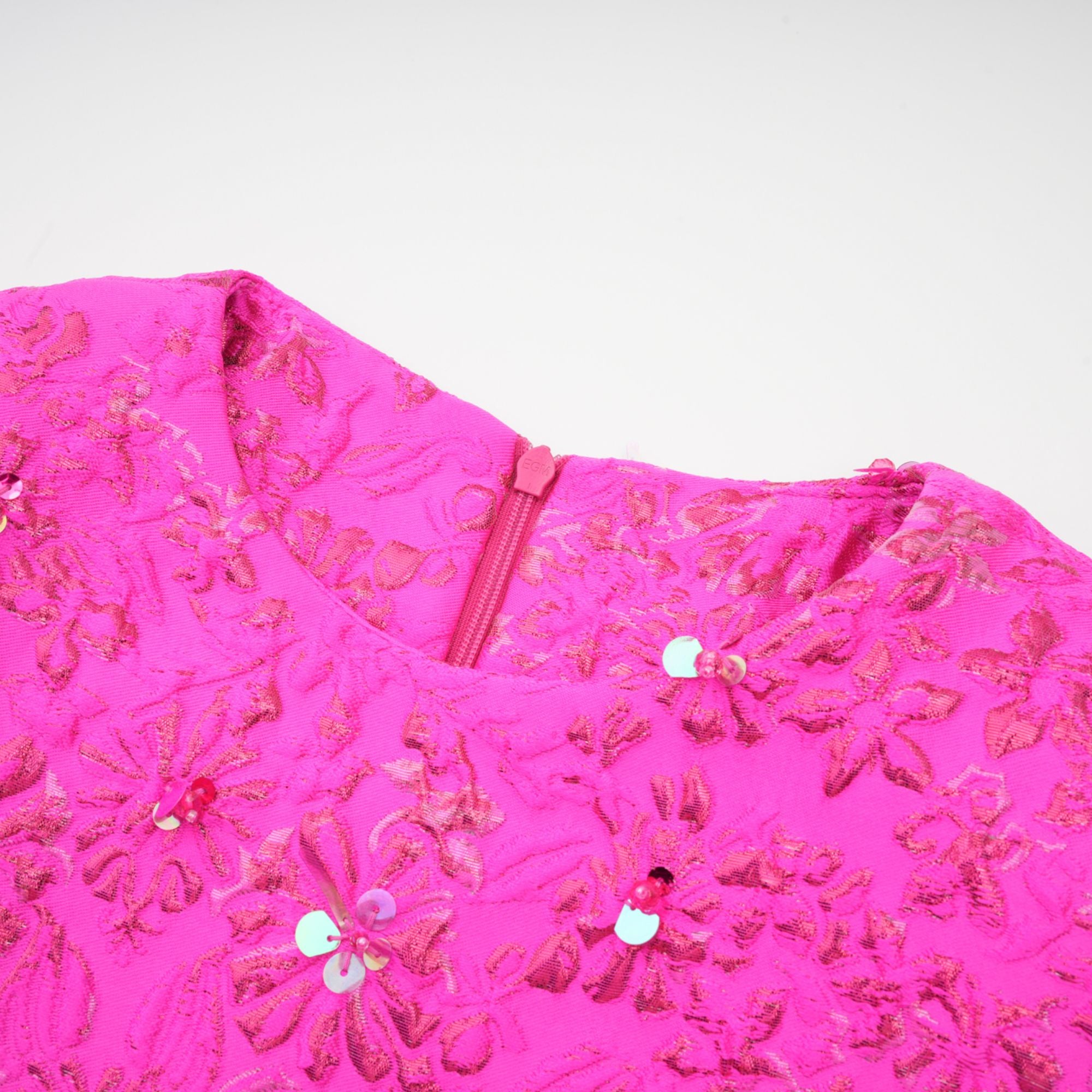 فستان قصير مزين بتطريزات الأزهار من سيليستيا