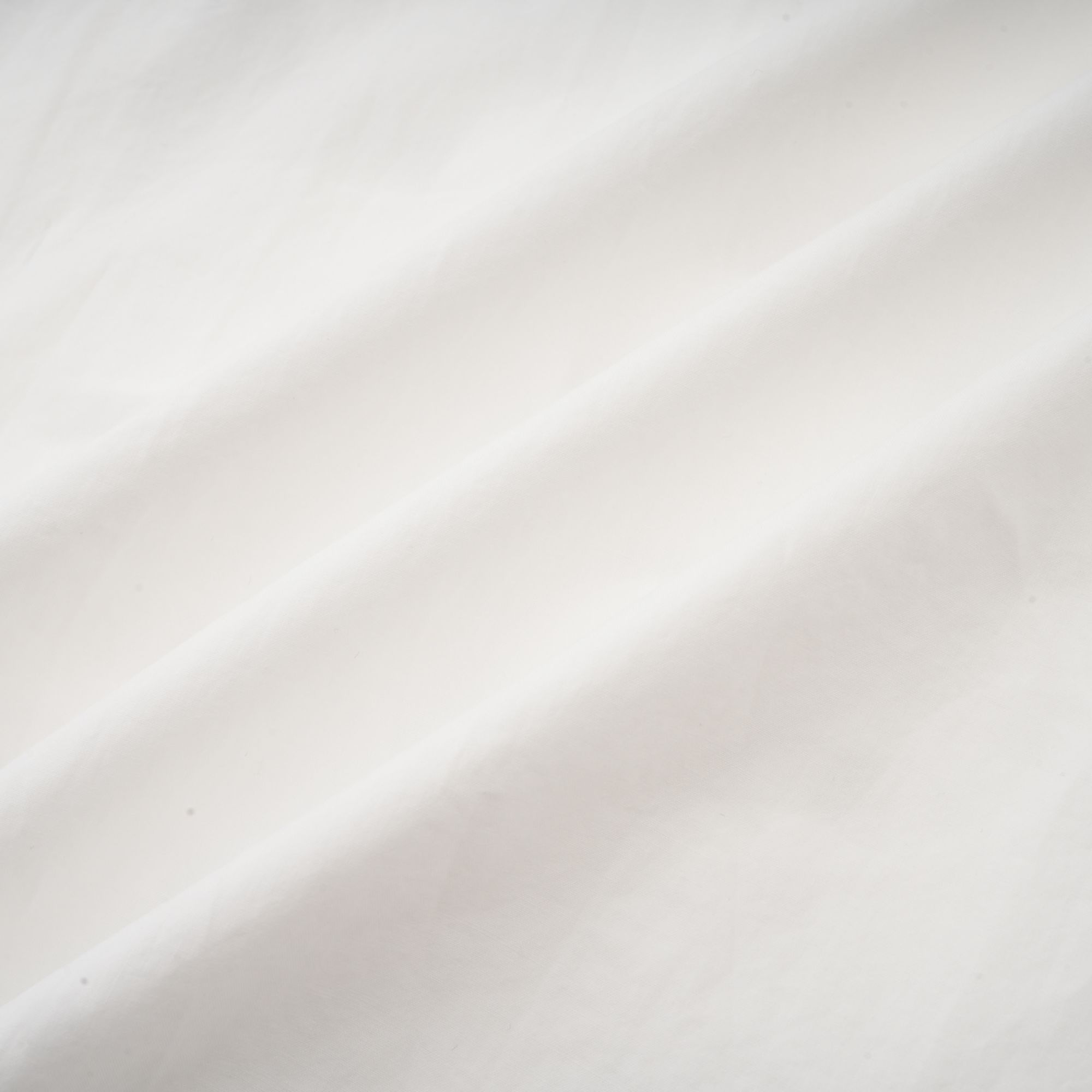 قميص روزالي الأبيض المقصوص بالزهور