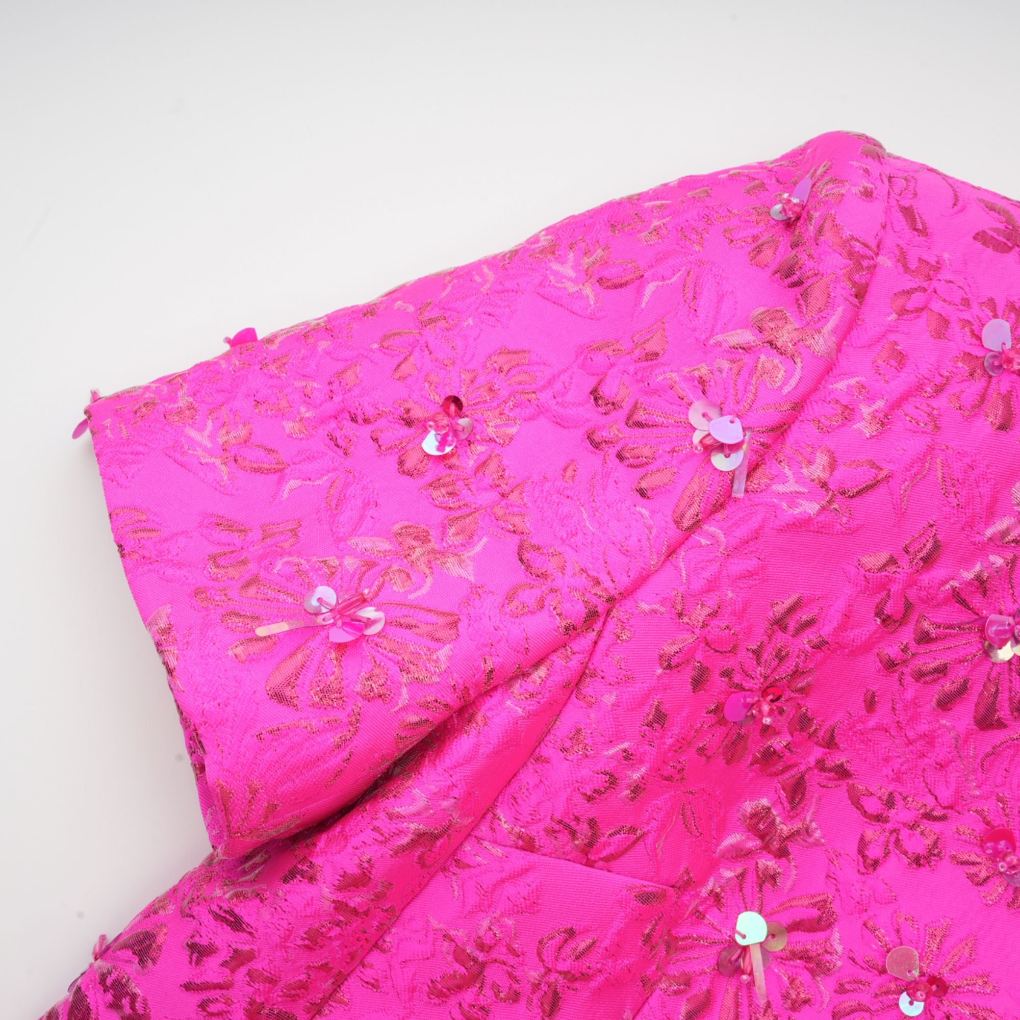 فستان قصير مزين بتطريزات الأزهار من سيليستيا