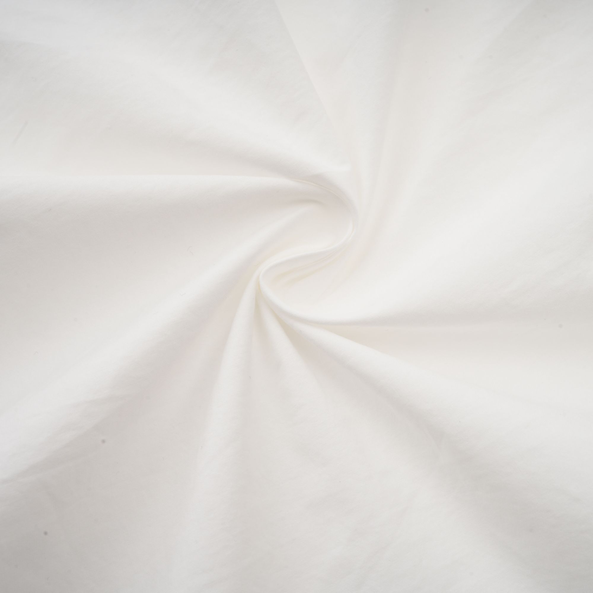 قميص روزالي الأبيض المقصوص بالزهور