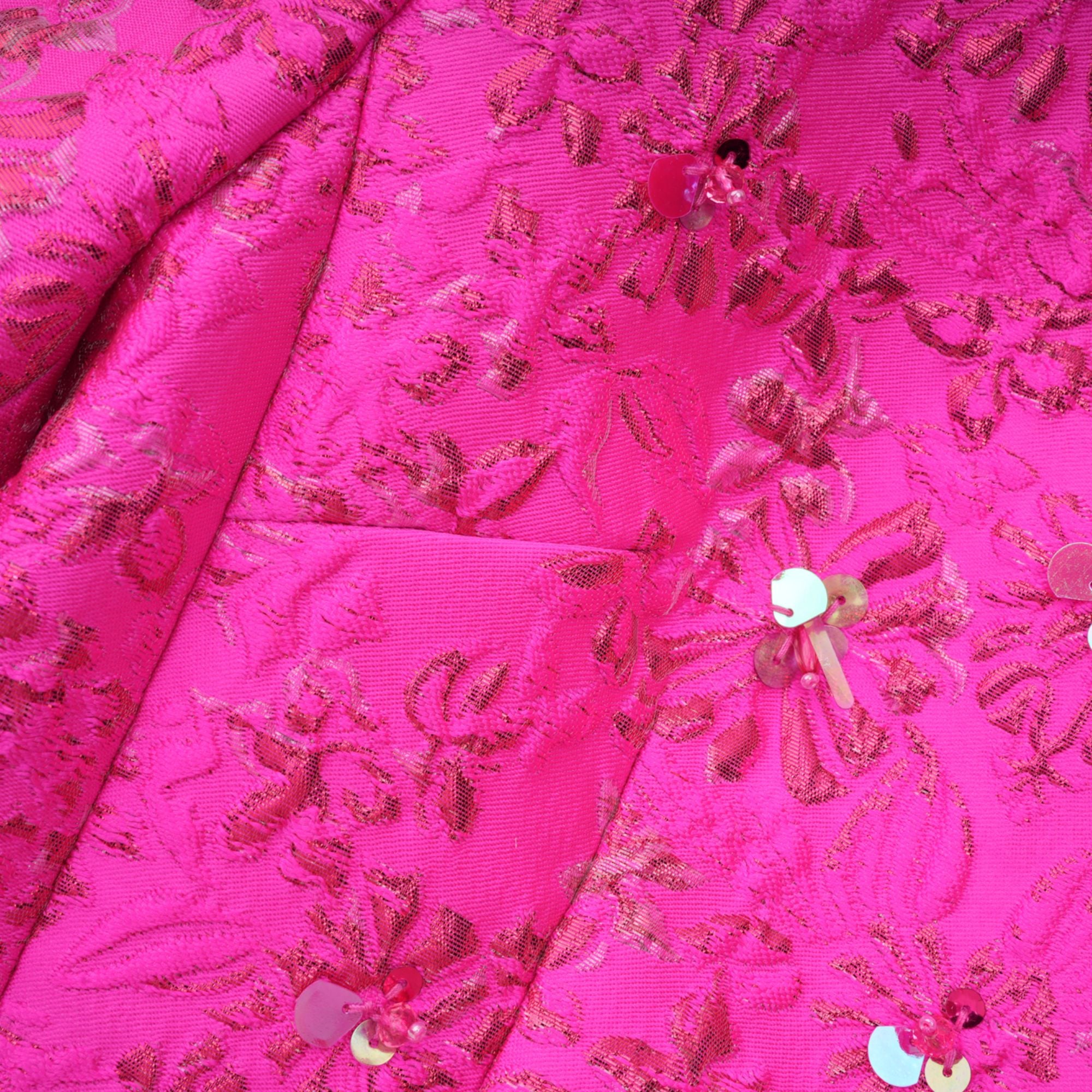 فستان قصير مزين بتطريزات الأزهار من سيليستيا