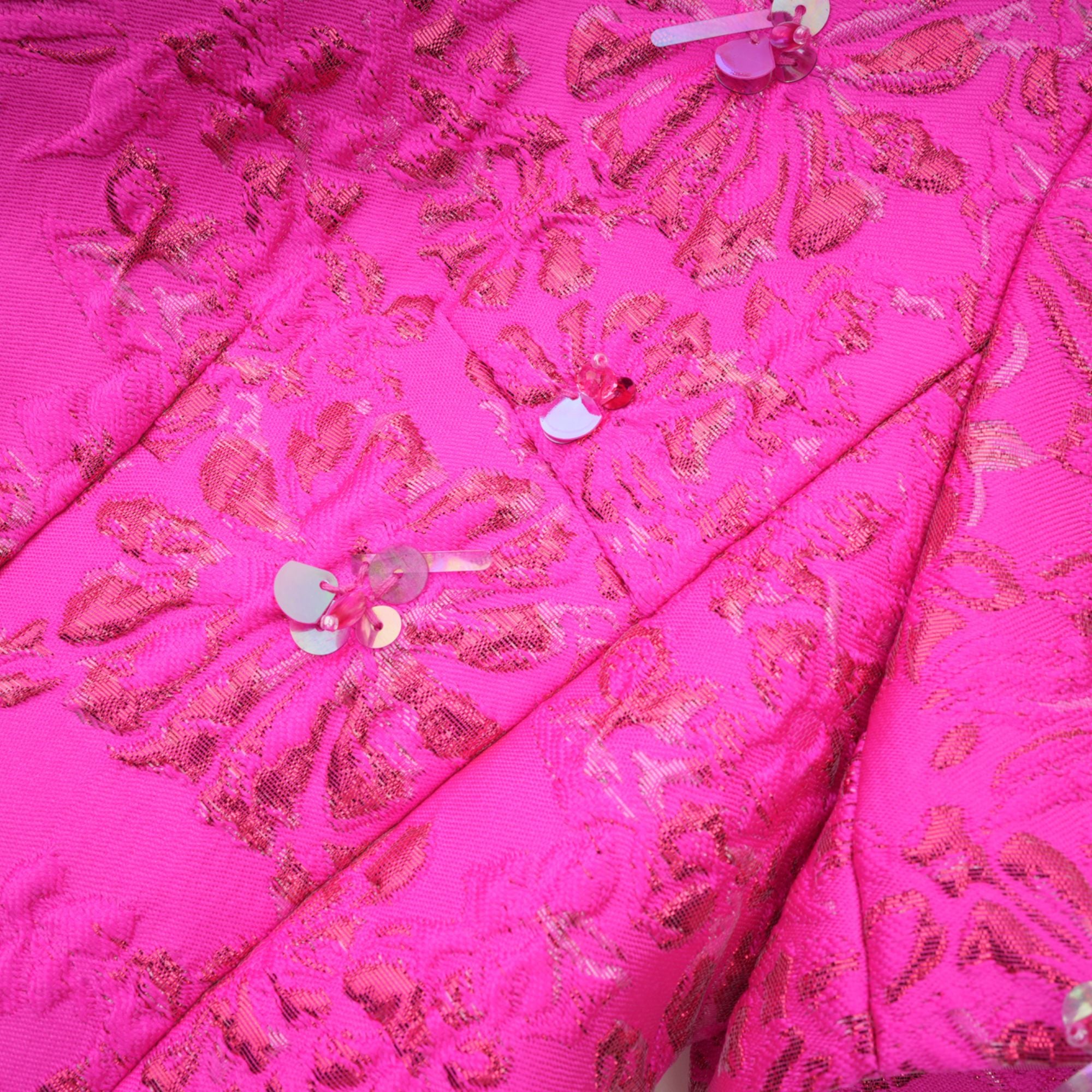 فستان قصير مزين بتطريزات الأزهار من سيليستيا