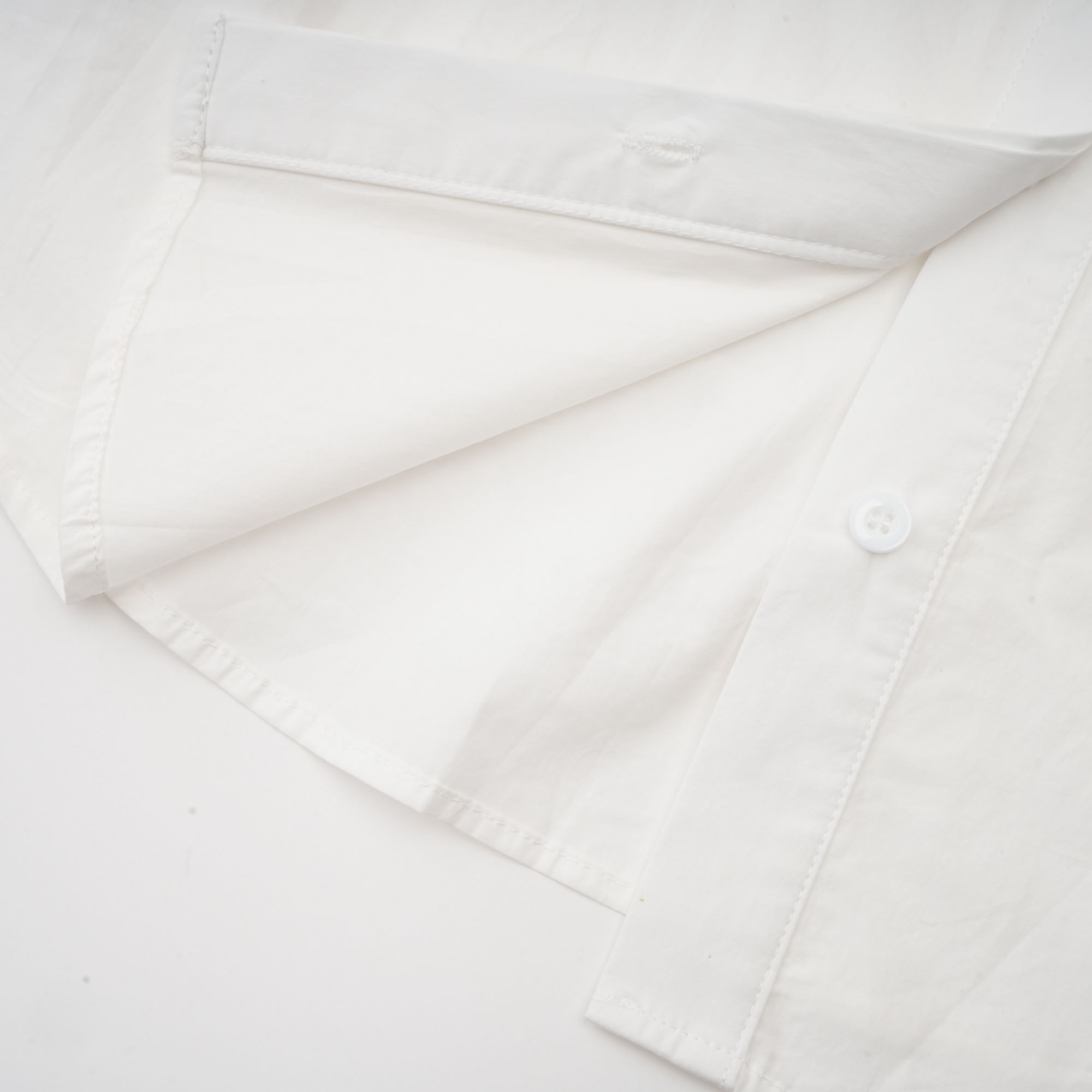 قميص روزالي الأبيض المقصوص بالزهور