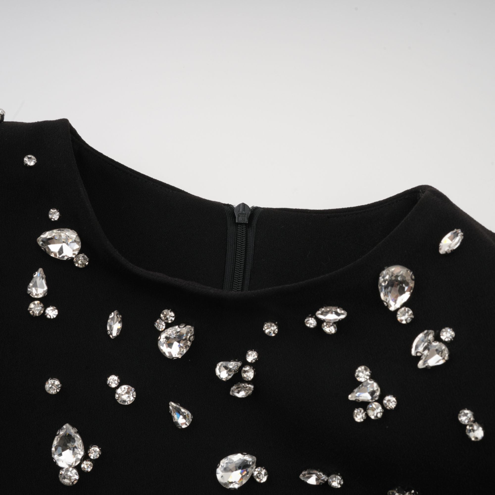 فستان ماكسي أسود مزين بالكريستال من إيميلدا