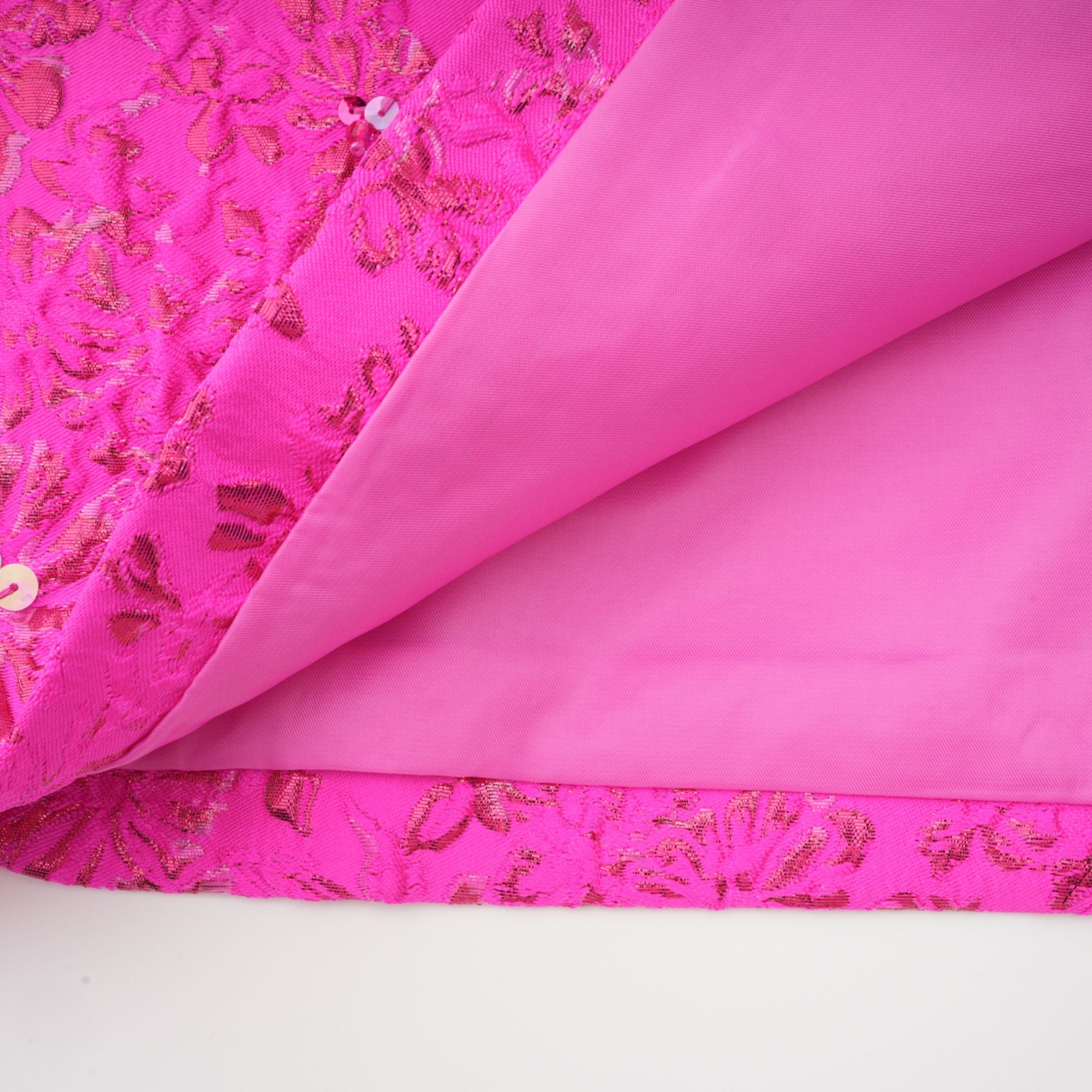 فستان قصير مزين بتطريزات الأزهار من سيليستيا