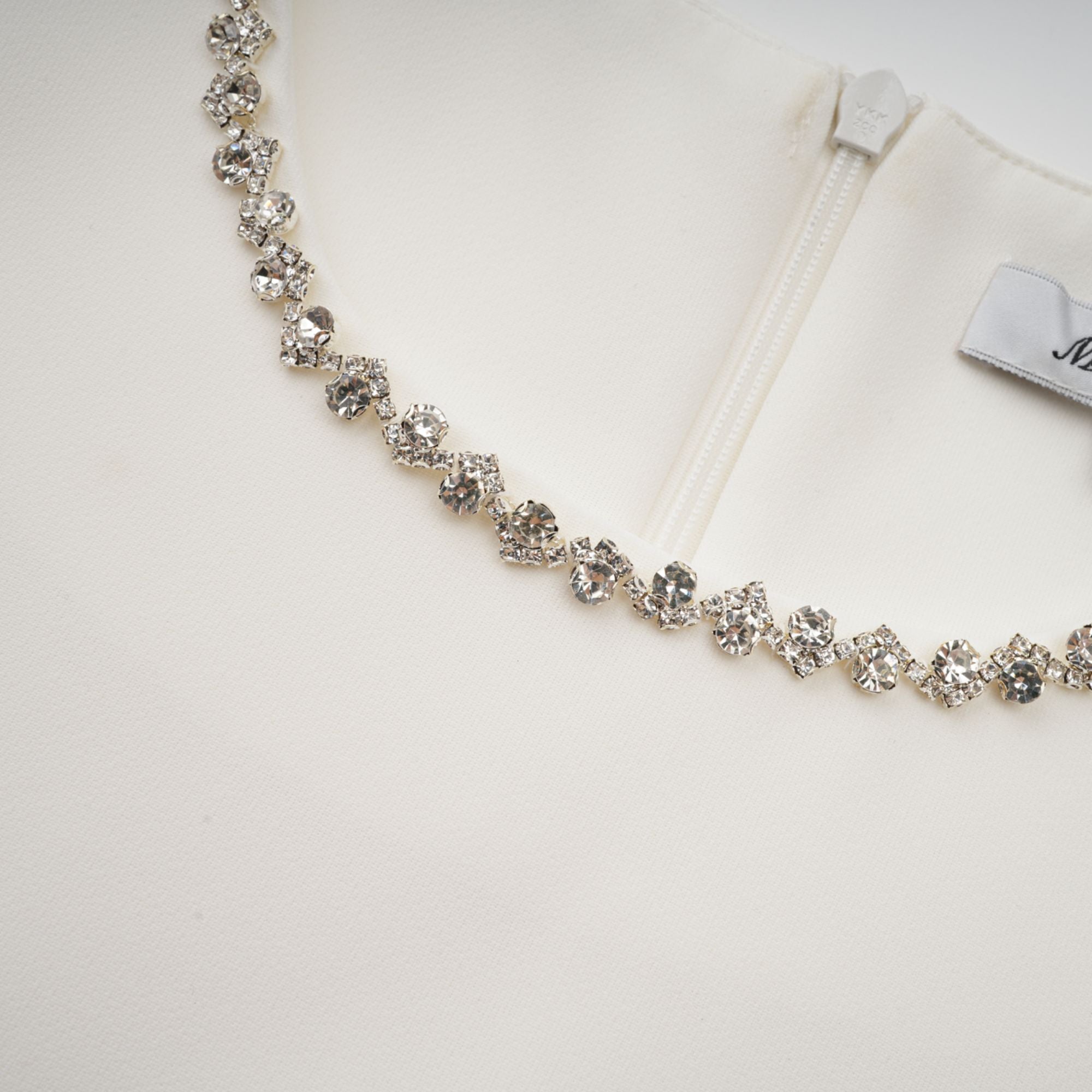 فستان بيرينيس الأبيض القصير المزين بالكريستال