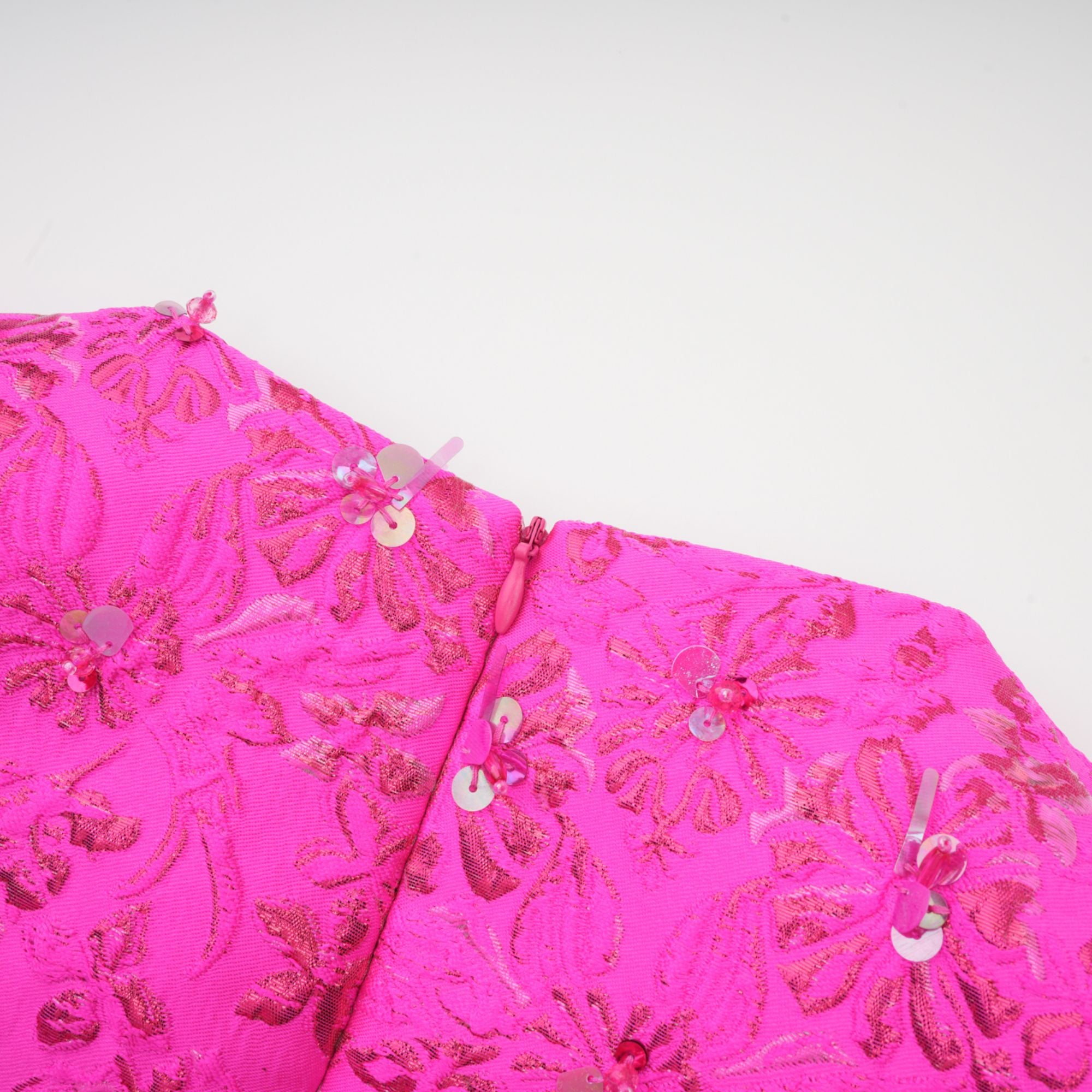 فستان قصير مزين بتطريزات الأزهار من سيليستيا