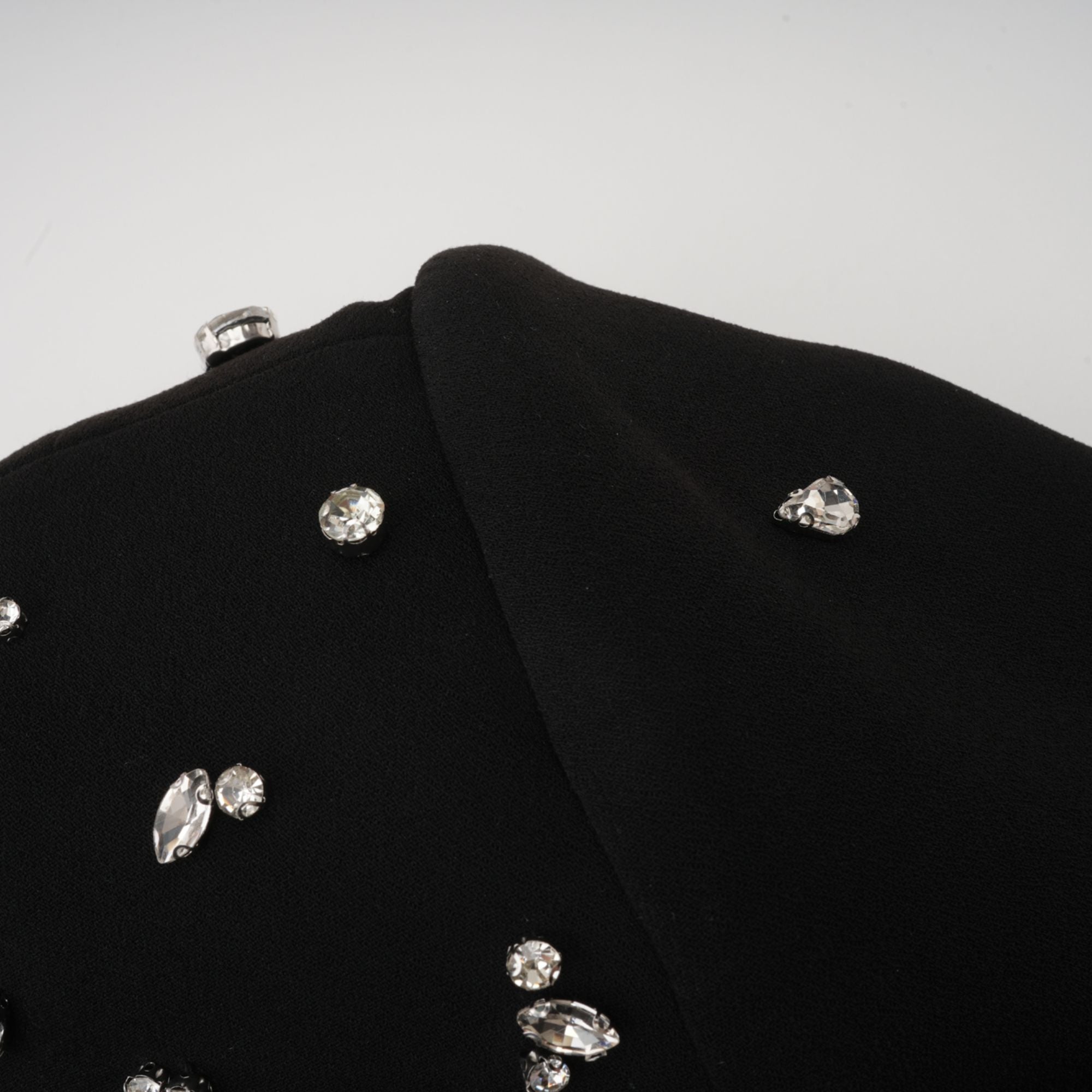 فستان ماكسي أسود مزين بالكريستال من إيميلدا