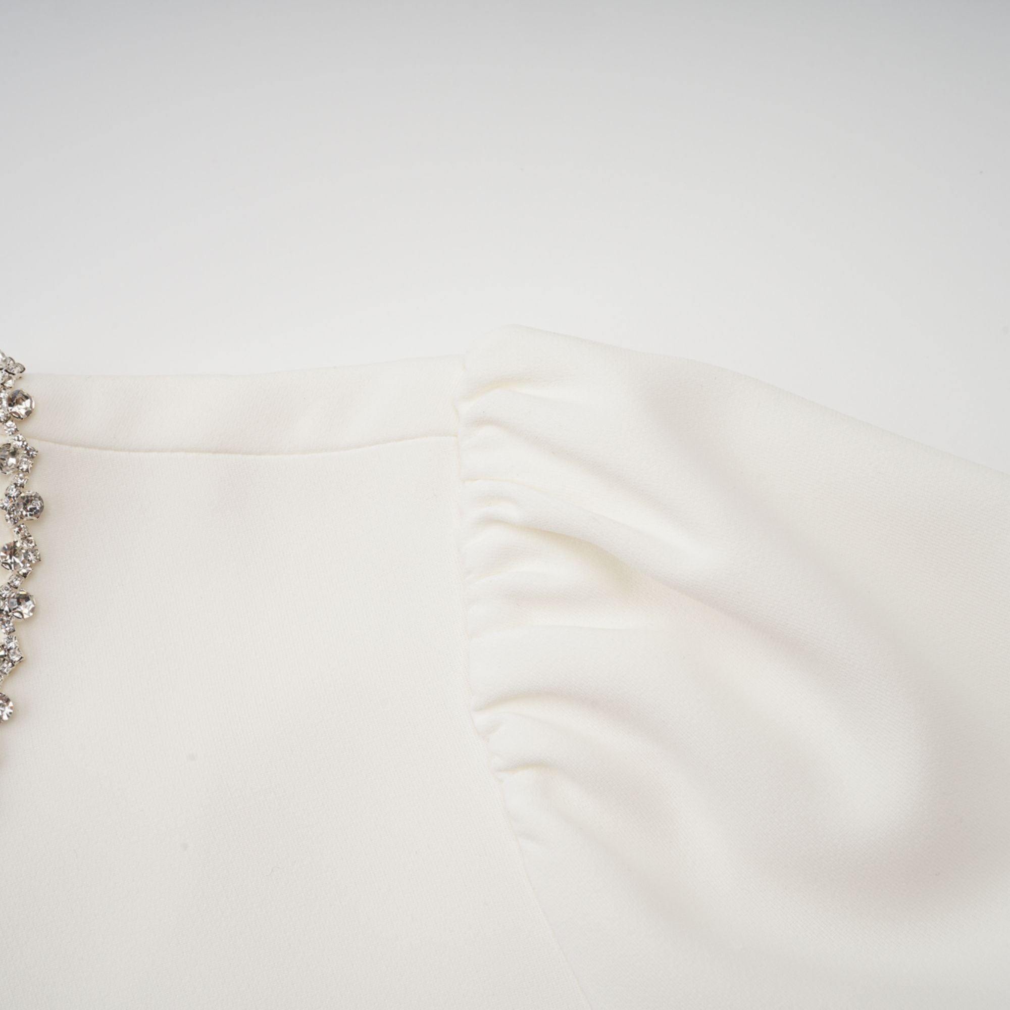 فستان بيرينيس الأبيض القصير المزين بالكريستال