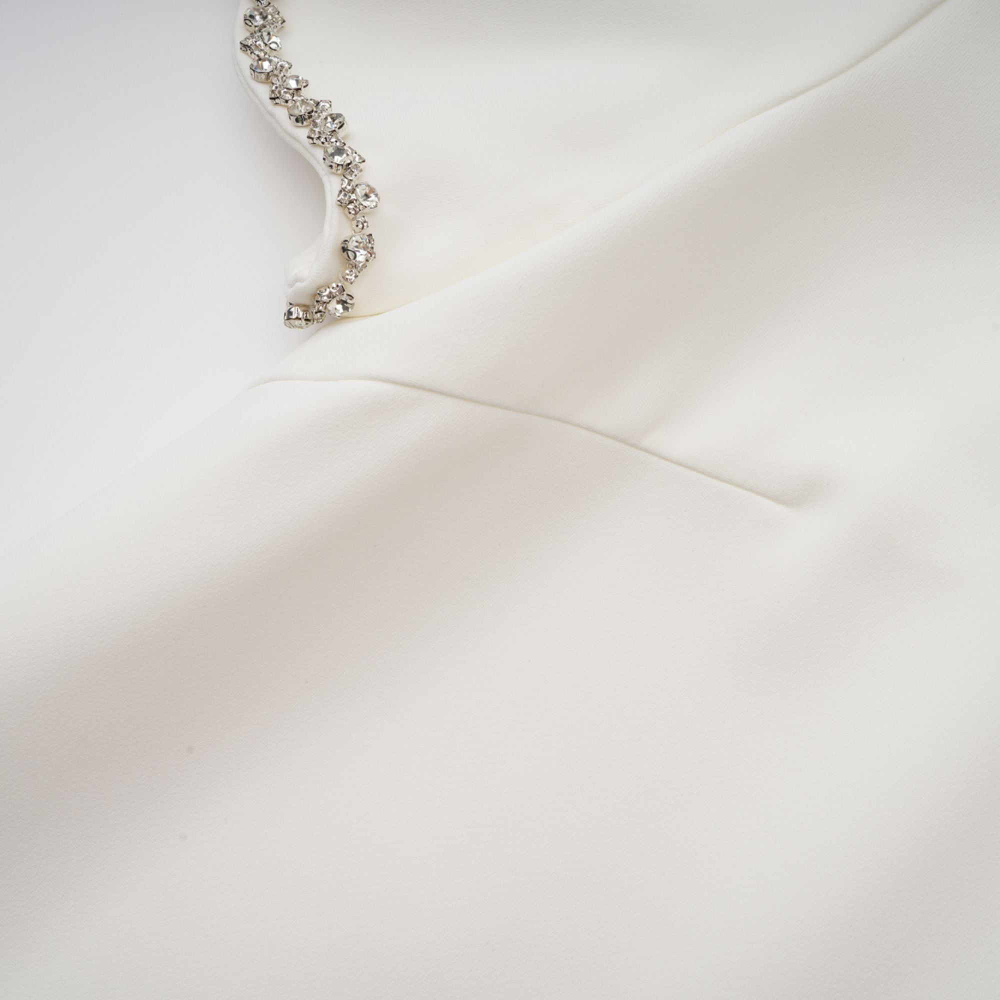 فستان بيرينيس الأبيض القصير المزين بالكريستال