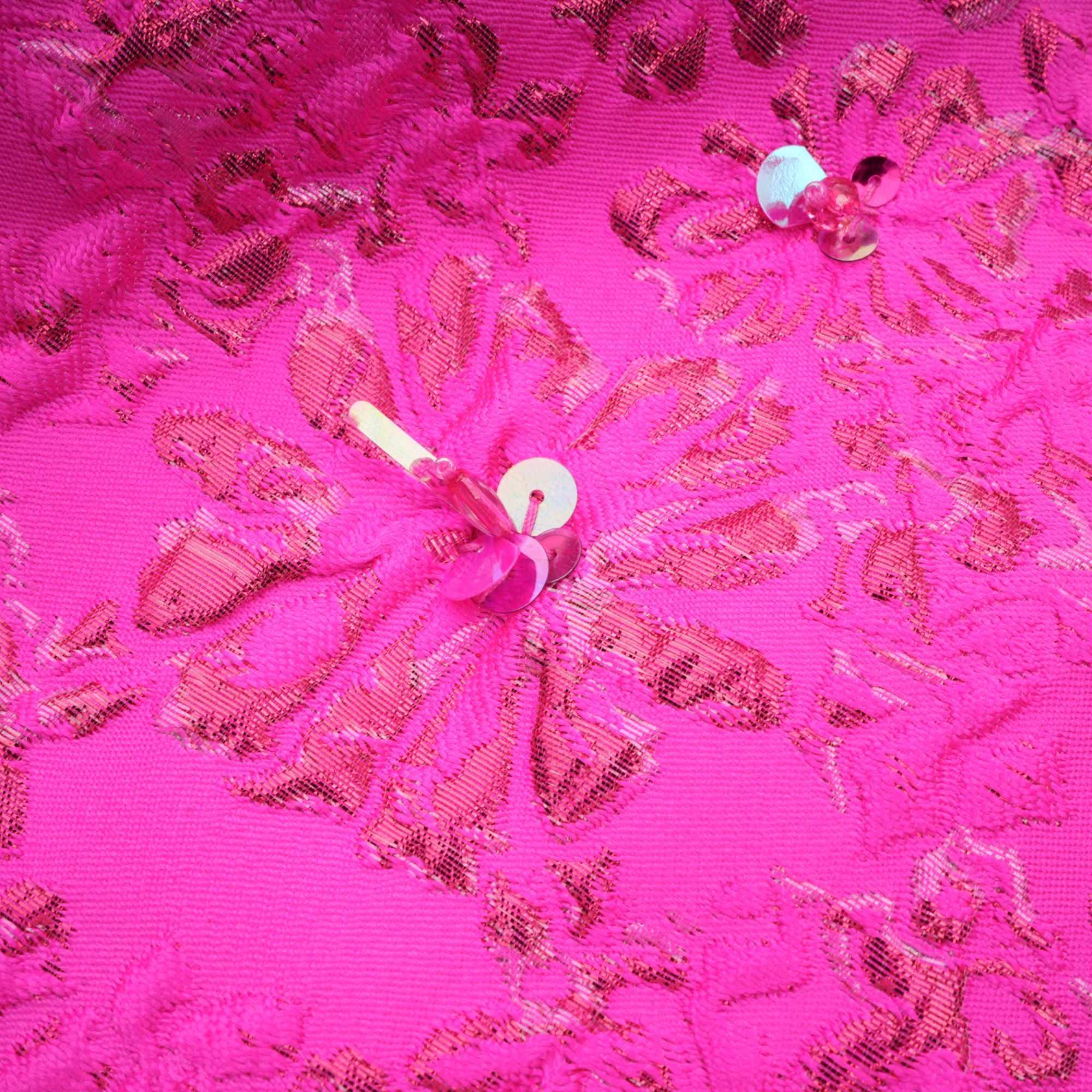 فستان قصير مزين بتطريزات الأزهار من سيليستيا